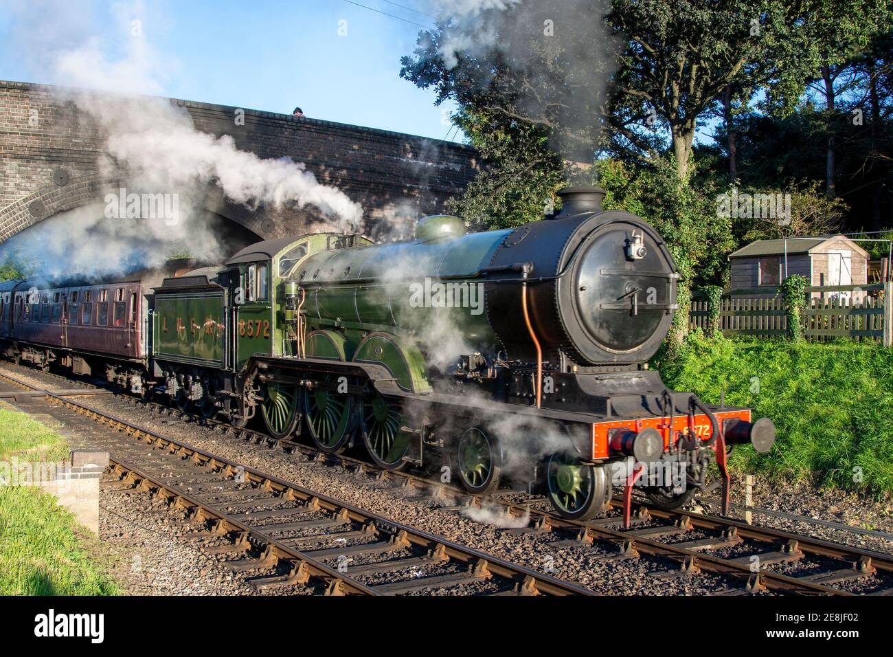 Treno a vapore che parte dalla stazione di Weybourne Foto Stock