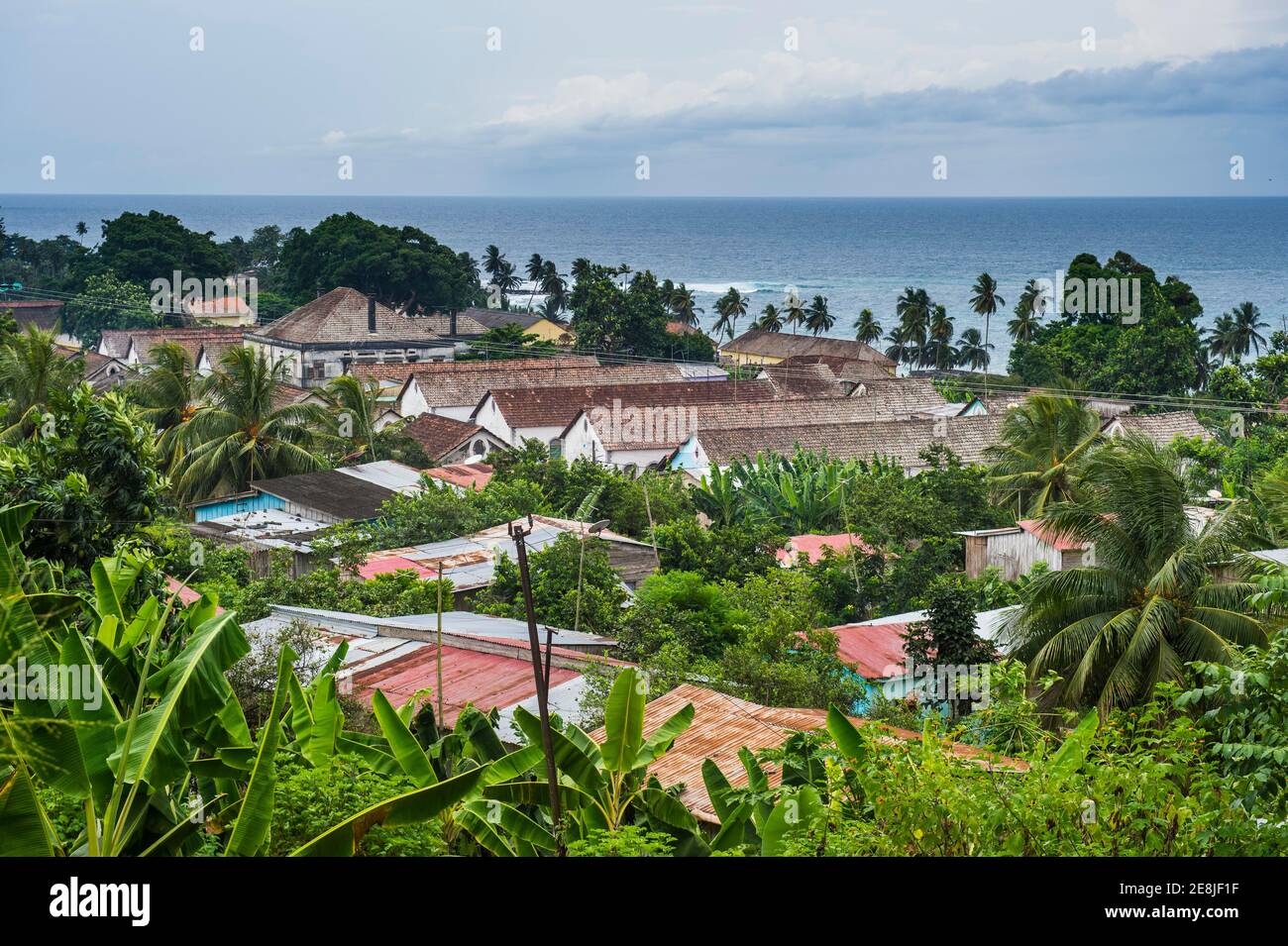 Si affaccia sulla piantagione di cacao Roca Aguaize, sulla costa orientale di Sao Tome, Sao Tome e Principe, Oceano Atlantico Foto Stock