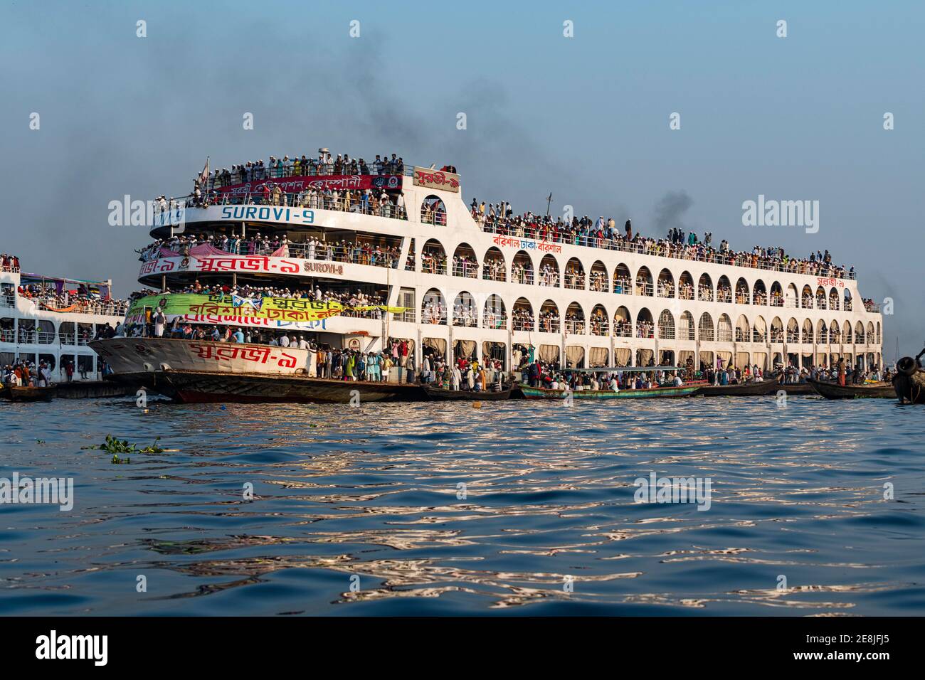 Traghetto passeggeri sovraccarico con pellegrini sul fiume Dhaka, porto di Dhaka, Dhaka, Bangladesh Foto Stock