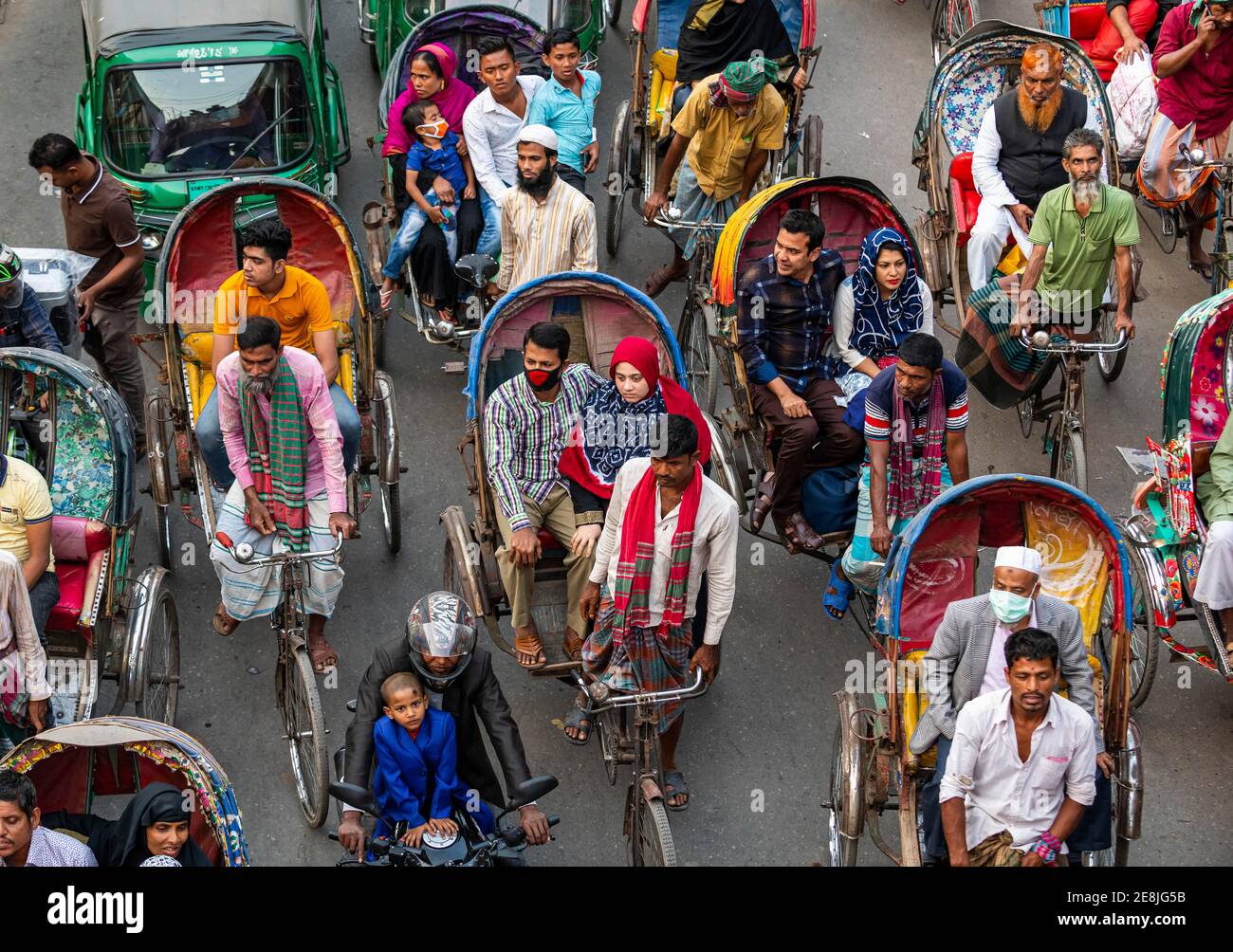 Completamente con rickshaws strada sovraffollata nel centro di Dhaka, Bangladesh Foto Stock