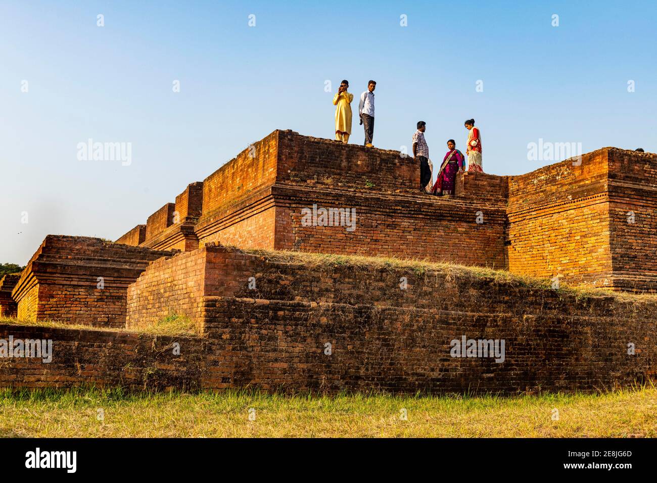 I locali si posano sui monumenti buddisti di Mainamati, Bangladesh Foto Stock