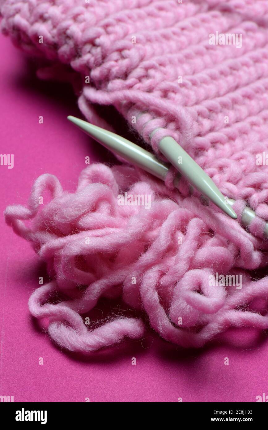 Lana a maglia con aghi da maglieria, lana, lana feltrata, fai-da-te, maglieria Foto Stock