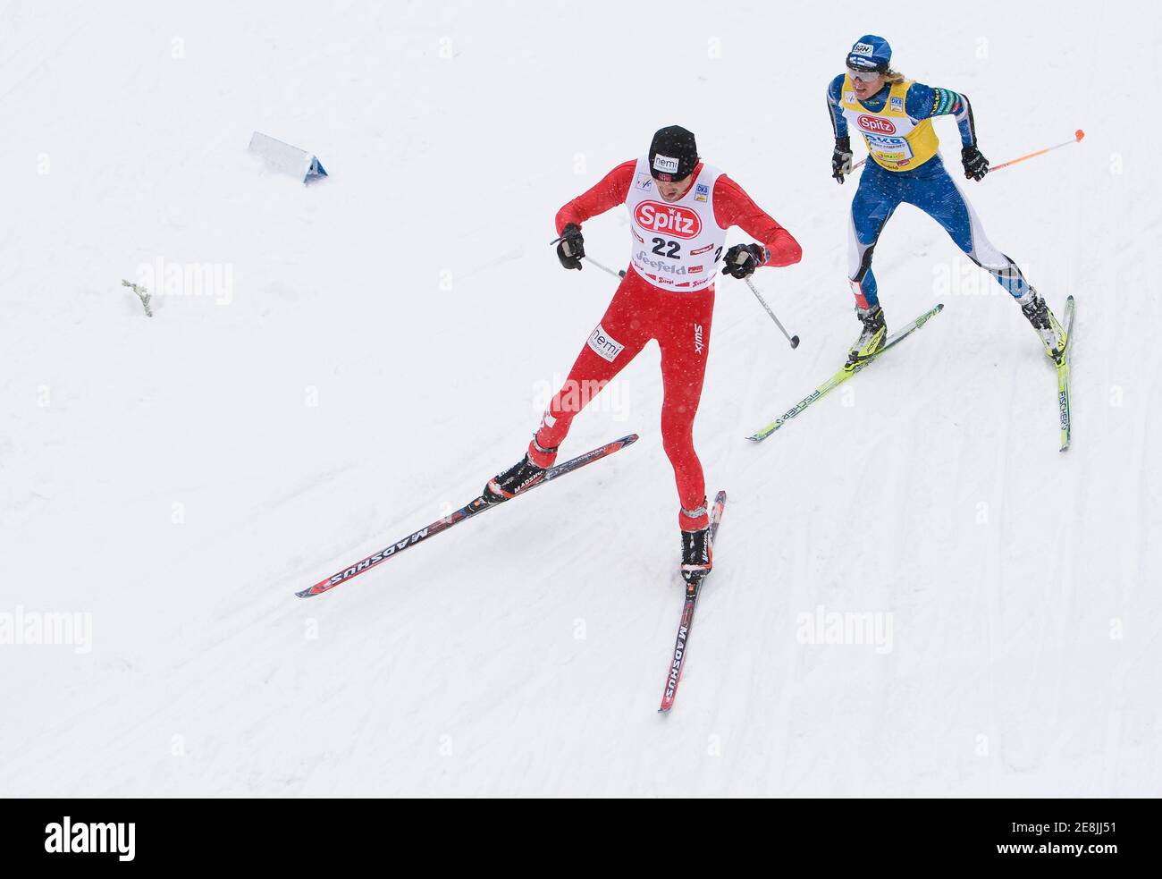La pista norvegese Magnus Moan (fronte) e la finlandese Ansi Koivuranta ski durante la gara di 10 chilometri della Coppa del mondo combinata nordica di Seefeld, 8 febbraio 2009. REUTERS/Miro Kuzmanovic (AUSTRIA) Foto Stock