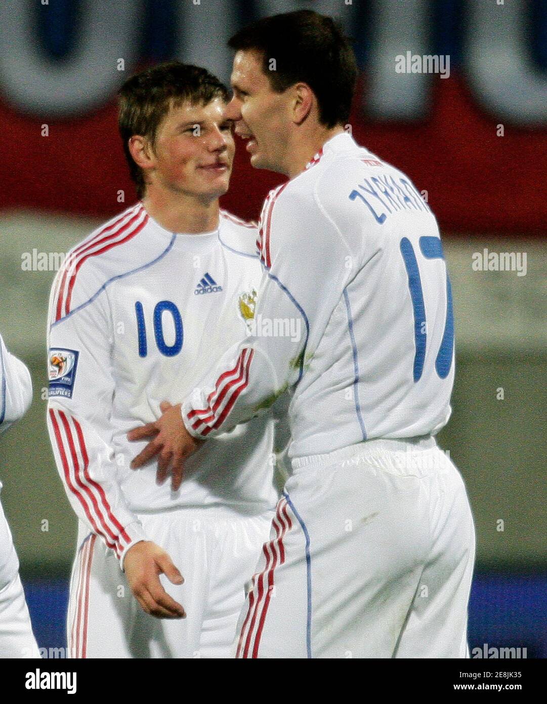 Konstanstin Zyryanov (R) della Russia festeggia con Andrei Arshavin dopo aver segnato la partita di calcio di qualificazione della Coppa del mondo 2010 contro il Liechtenstein a Vaduz il 1° aprile 2009. REUTERS/Miro Kuzmanovic (LIECHTENSTEIN SPORT SOCCER) Foto Stock