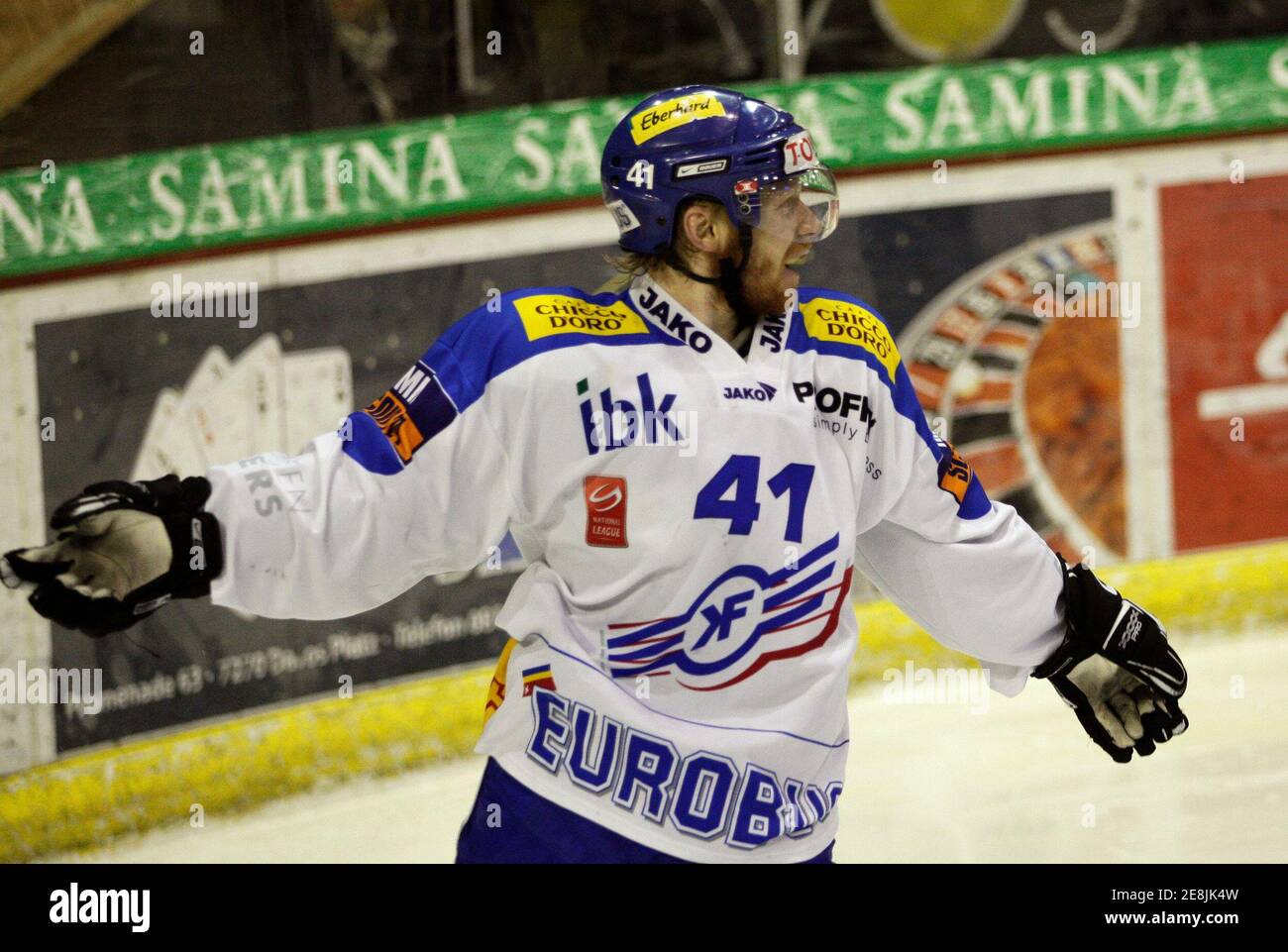 ZSC Lions Michael Liniger festeggia dopo aver segnato il gol vincente della sua squadra durante la partita finale di hockey su ghiaccio svizzero contro HC Davos a Davos il 11 aprile 2009. REUTERS/Miro Kuzmanovic (SVIZZERA SPORT HOCKEY SU GHIACCIO) Foto Stock