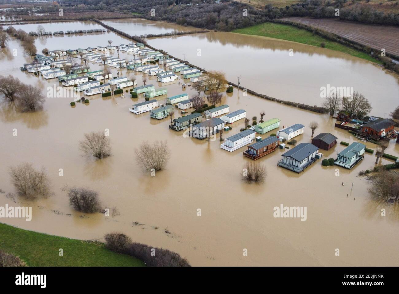 Offenham, Worcestershire Regno Unito. 31 gennaio 2021. L'Offenham Caravan Park è stato sommerso dalle inondazioni dopo che il fiume Avon ha fatto esplodere le sue rive. Il fiume è più di 3 metri al di sopra dei suoi livelli normali. Anche un ponte vicino al parco è stato tagliato dall'acqua alluvionale. PIC di Stop Press Media/Alamy Live News Foto Stock