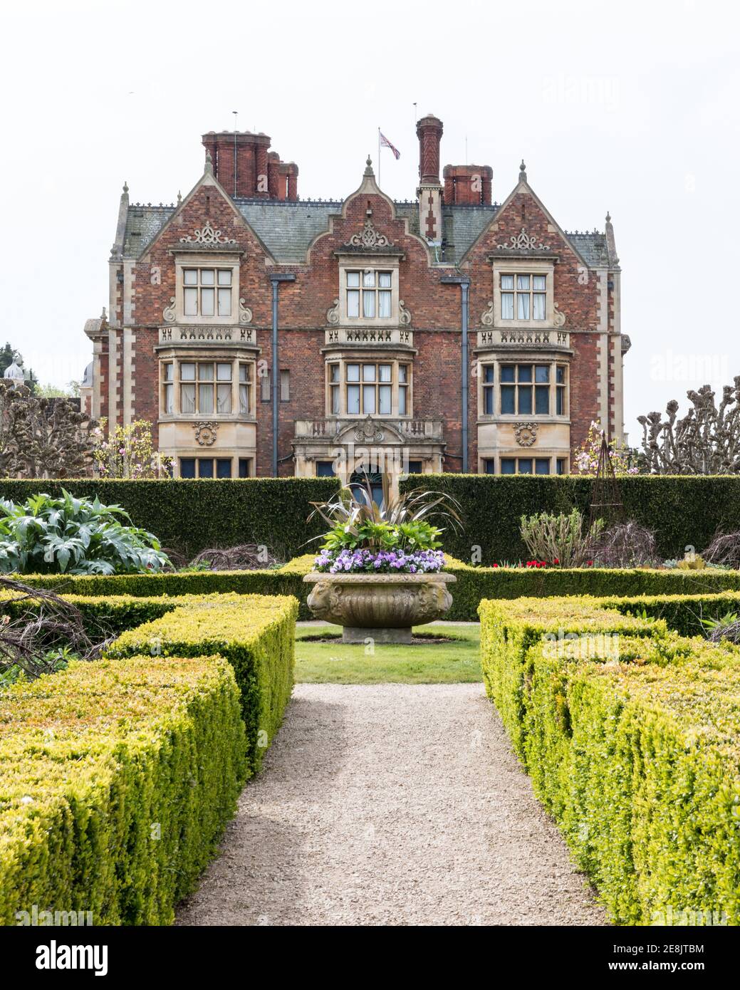 UK, Norfolk, Sandringham Estate, 2019, April, 23: North Elevation dettaglio della casa e del giardino, Sandringham House, la residenza della regina Elisabetta II Foto Stock