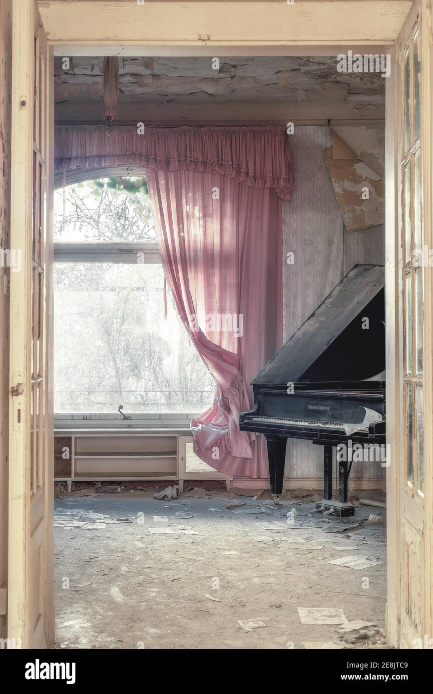 Soggiorno con pianoforte a coda, luogo perduto, Villa Dr. Anna L., Bad Wildungen, Assia, Germania Foto Stock