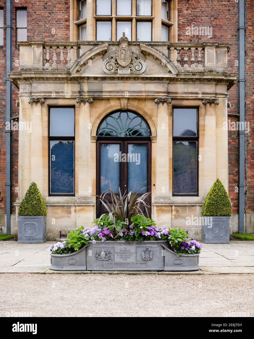 UK, Norfolk, Sandringham Estate, 2019, Aprile, 23: North Elevation dettaglio della casa, Sandringham House, residenza di campagna della Regina Elisabetta II in No Foto Stock