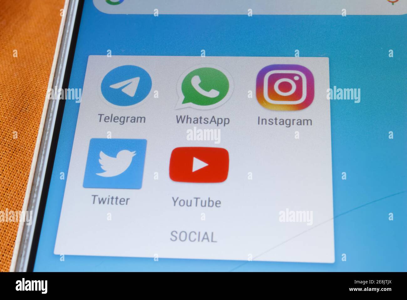 Applicazioni di social media sullo schermo dello smartphone. Instagram, YouTube, Whatsapp, Twitter Telegram logo.tecnologia e concetto di dipendenza dai social media Foto Stock