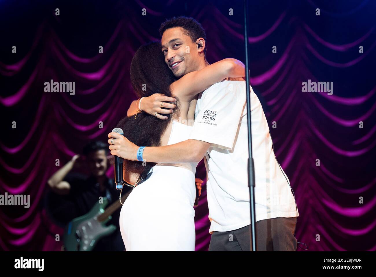 Loyle Carner si unisce a Jorja Smith sul palco come parte della Summer Series alla Somerset House di Londra. Foto Stock