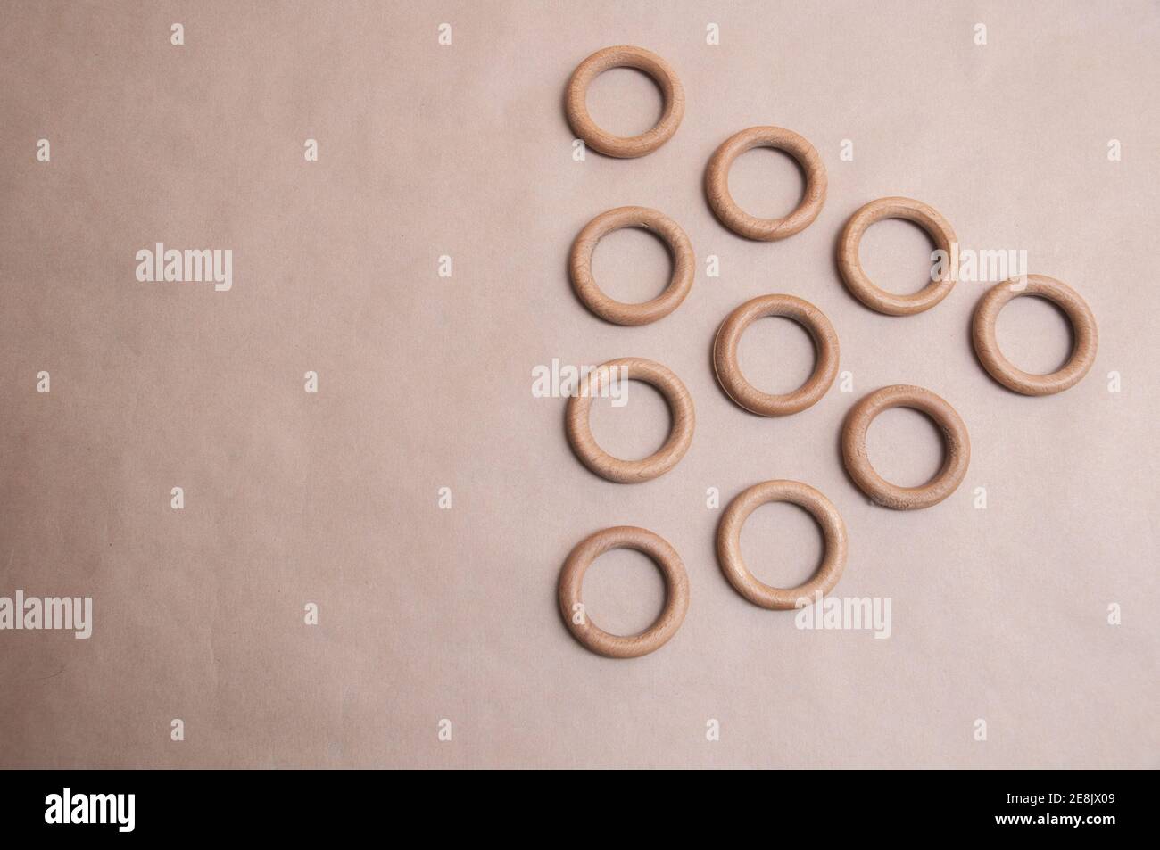 anelli in legno su sfondo beige, stile minimalista Foto Stock