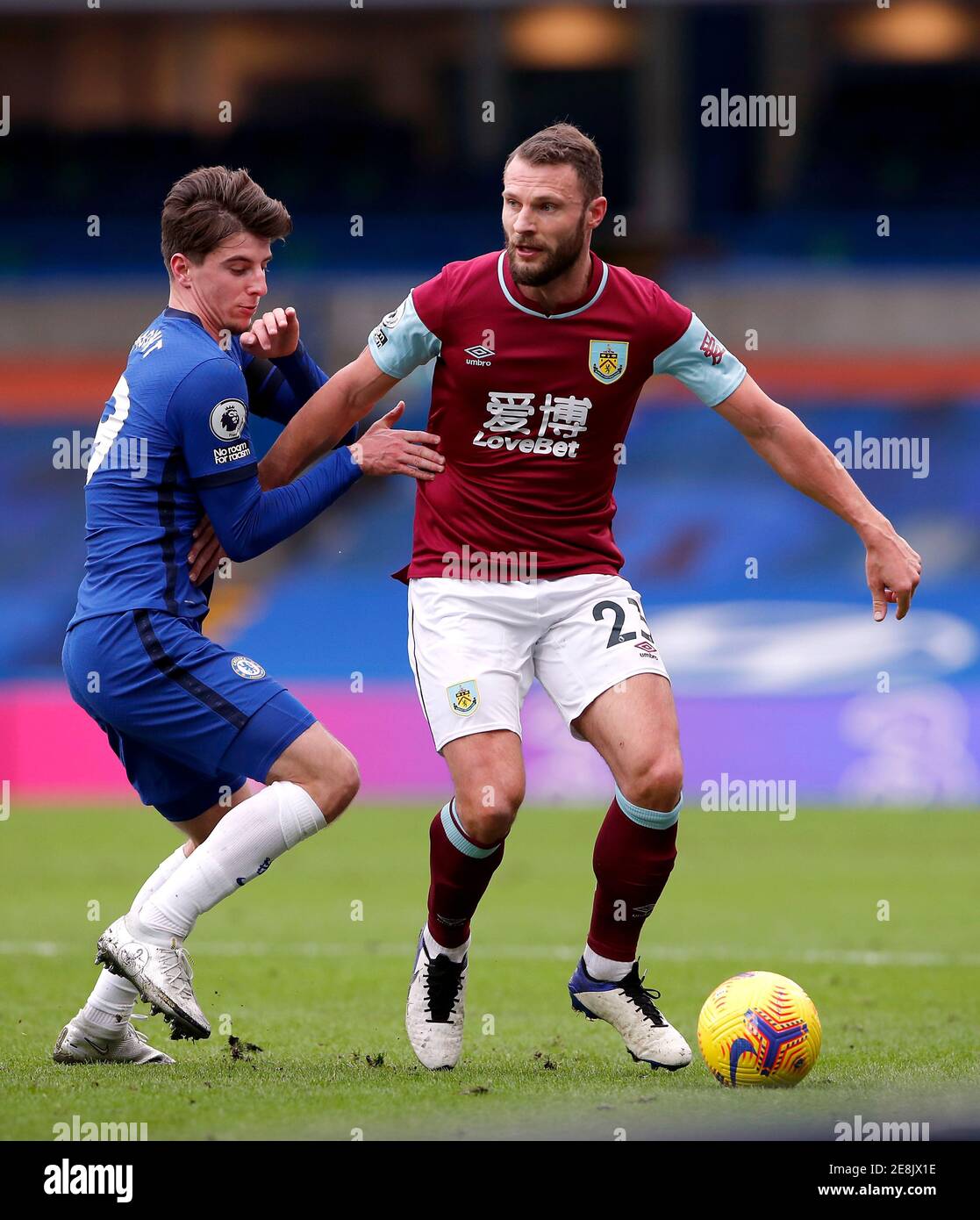 Erik Pieters di Burnley (a destra) e Mason Mount di Chelsea combattono per la palla durante la partita della Premier League a Stamford Bridge, Londra. Data immagine: Domenica 31 gennaio 2021. Foto Stock