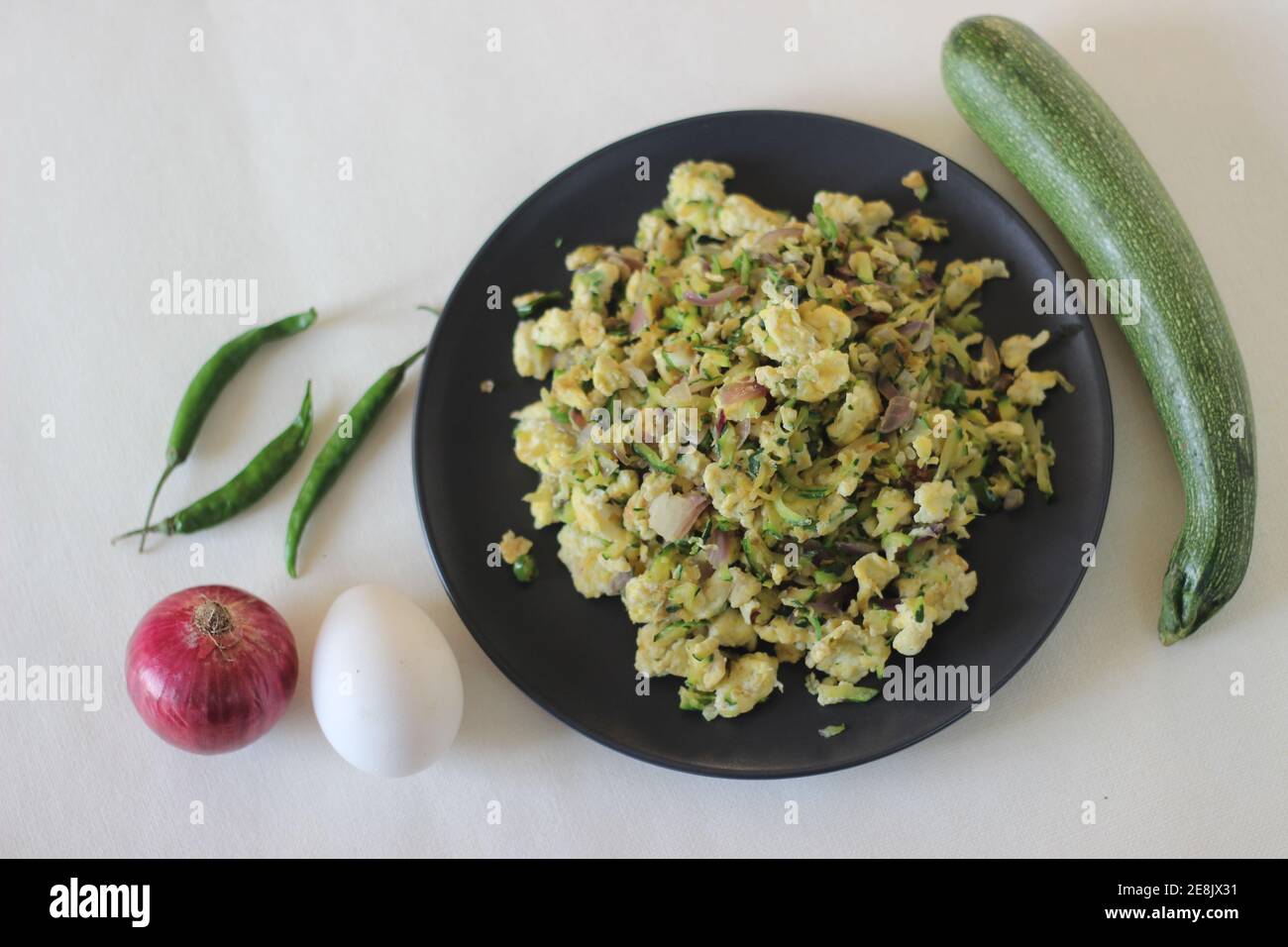 Uova strapazzate con zucchine verdi grattugiate per una sana colazione Foto Stock