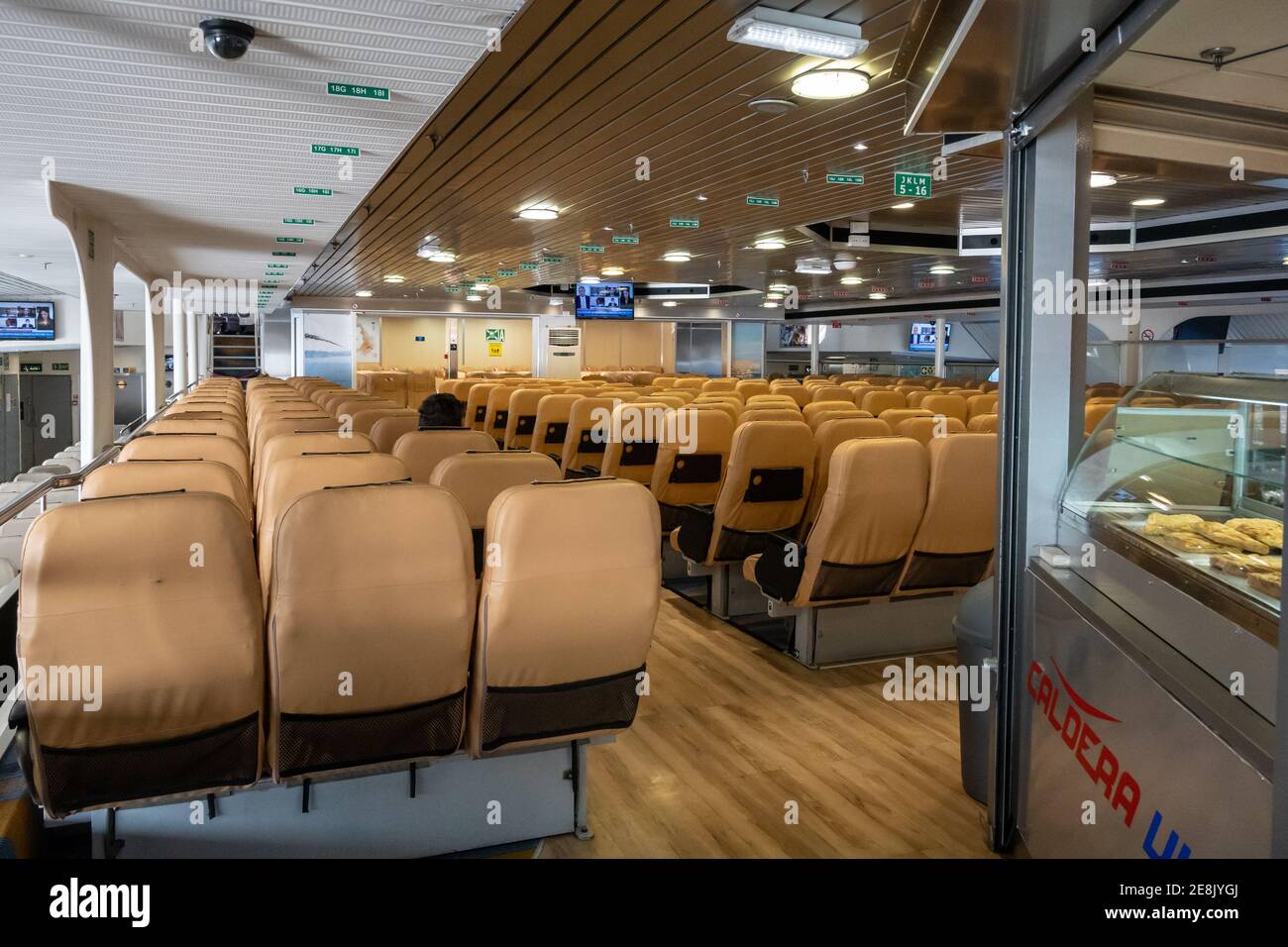 Sikinos, Grecia - 23 settembre 2020: Interno del traghetto Caldera Vista,  catamarano ad alta velocità di proprietà di Seajets Foto stock - Alamy