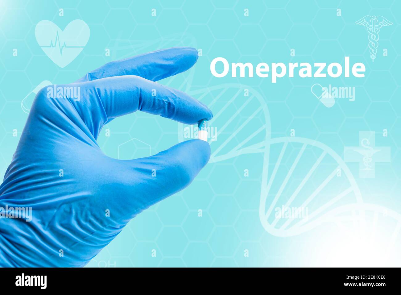 Mano del medico o dell'infermiere con una capsula di Omeprazole. Omeprazolo è usato per trattare alcuni problemi di stomaco e esofago (come reflusso acido, ulcere) Foto Stock