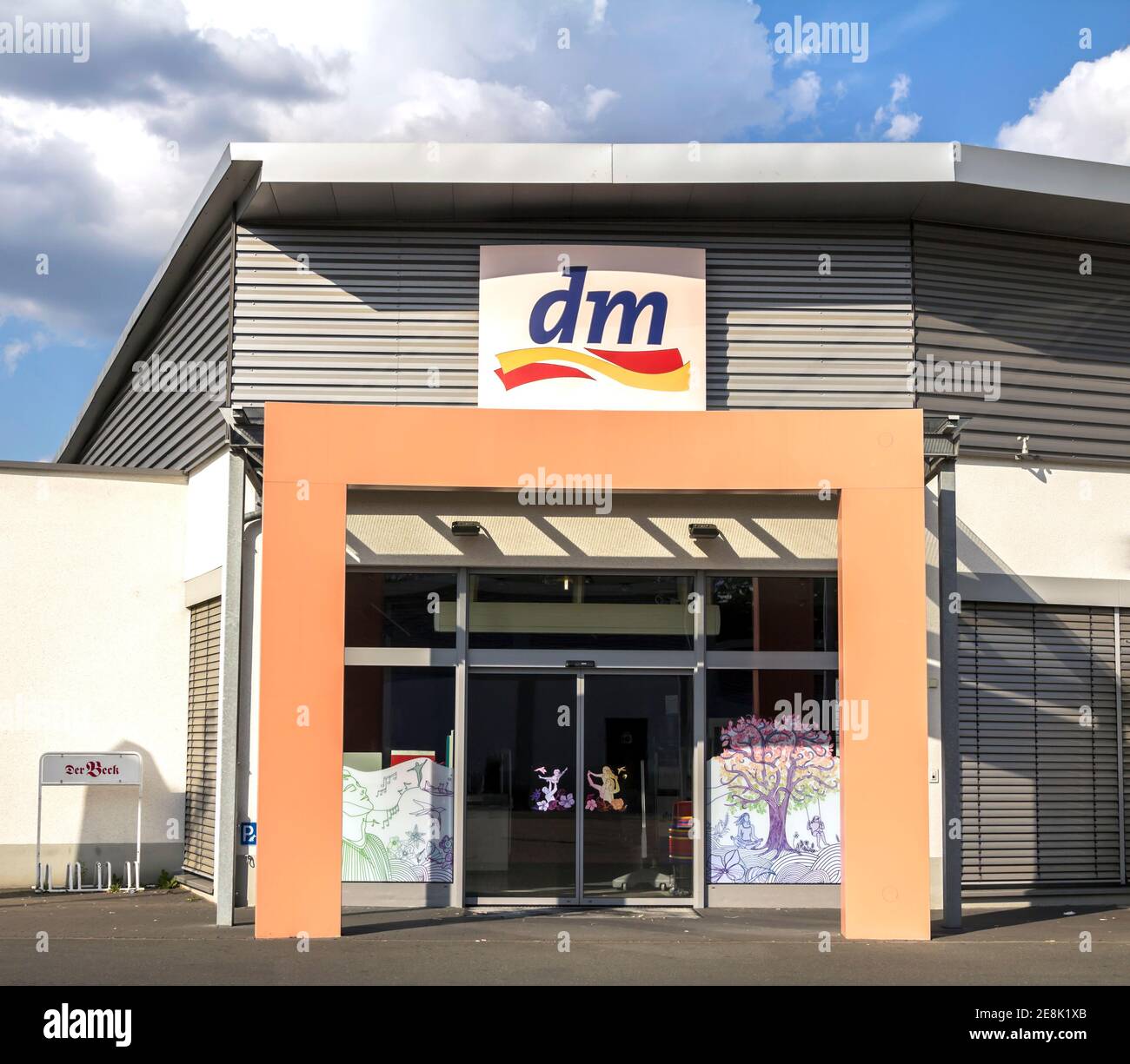 Nurnberg, Germania : DM drogeriemarkt store. DM-drogerie markt è una catena  di negozi al dettaglio di prodotti cosmetici, sanitari e per la casa Foto  stock - Alamy