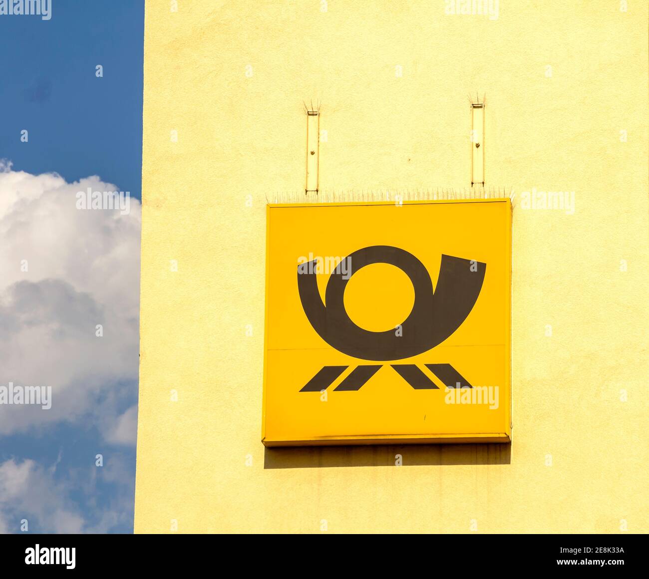 Nurnberg, Germania : TERMINALE e logo DEUTSCHE POST cargo sull'edificio. Deutsche Post AG è una società di corriere tedesca e la più grande del mondo. Foto Stock