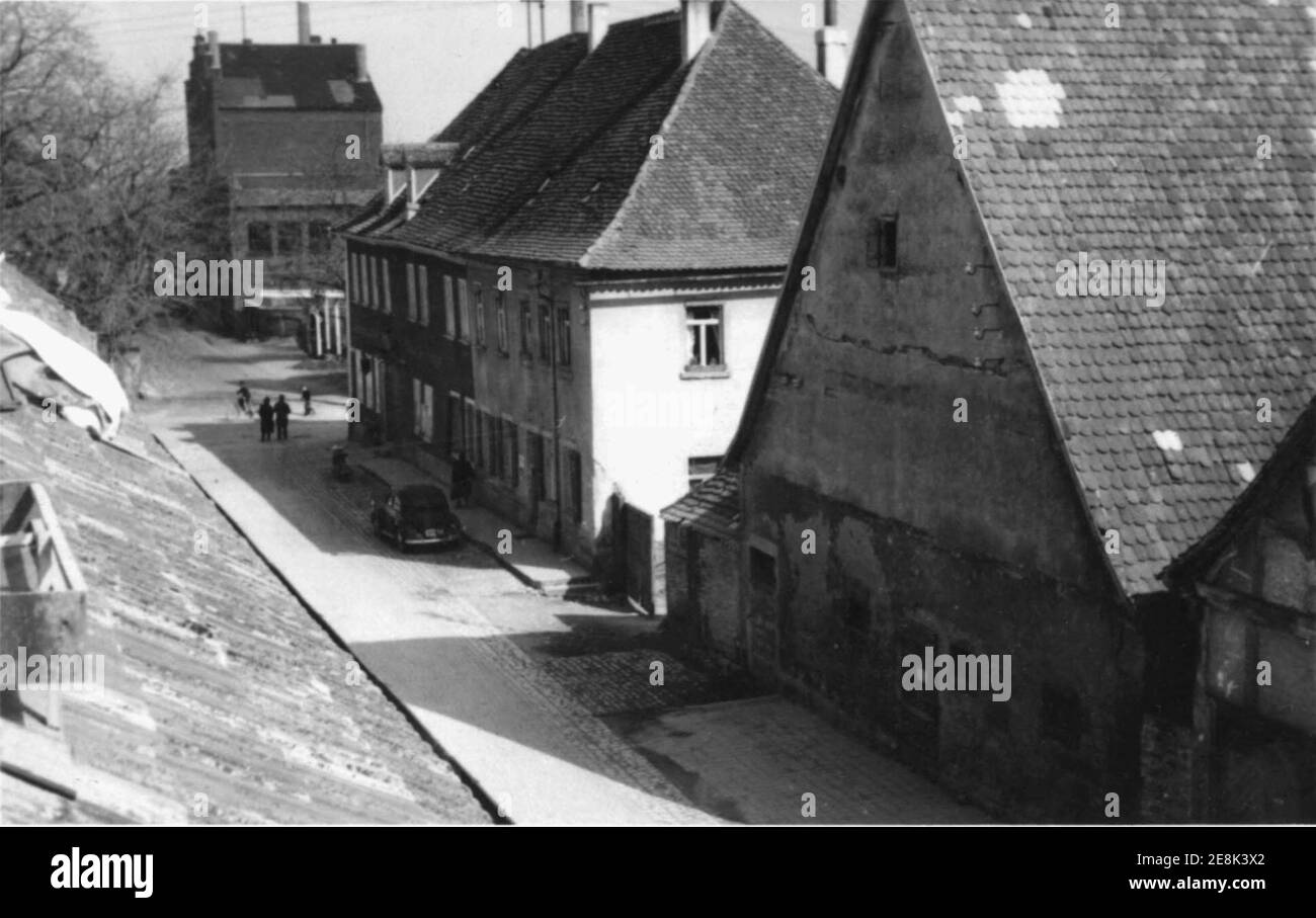 Blick vom Dachgeschoss auf die Adelhofer Str. Mit dem Gasthof Schwarzer Adler (Schellbach) an der Ecke zur Würzburger Straße. Dahinter an der Ringstraße die Brauerei Geuder Inh. Werner Schiedermair um 1949/1950. Foto Stock