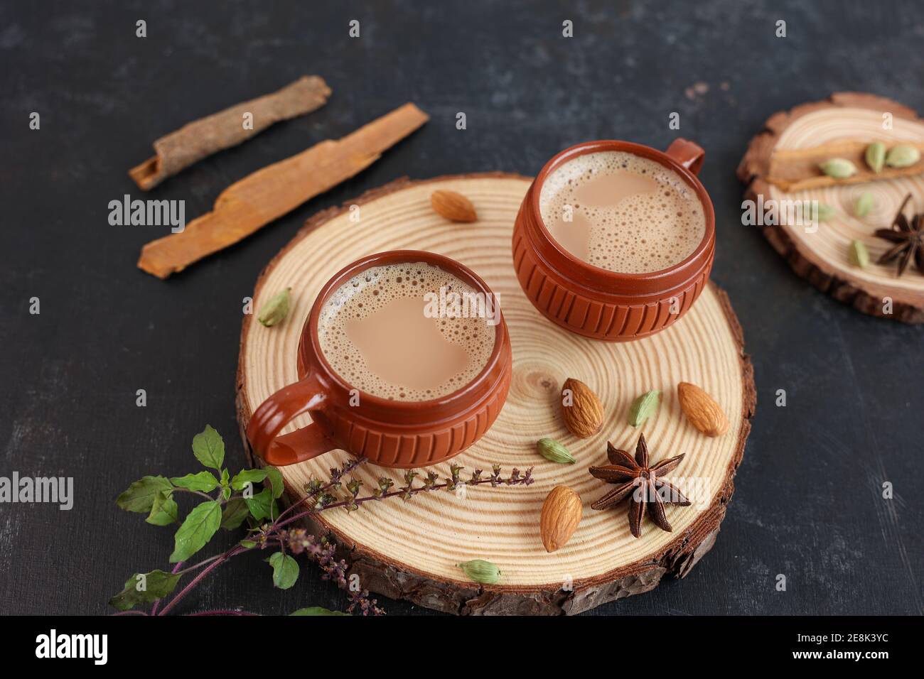 Vista dall'alto del Masala Chai indiano o bevanda tradizionale con tè, latte e spezie Kerala India. Due tazze di ayurvedica organica o bevanda a base di erbe India Foto Stock