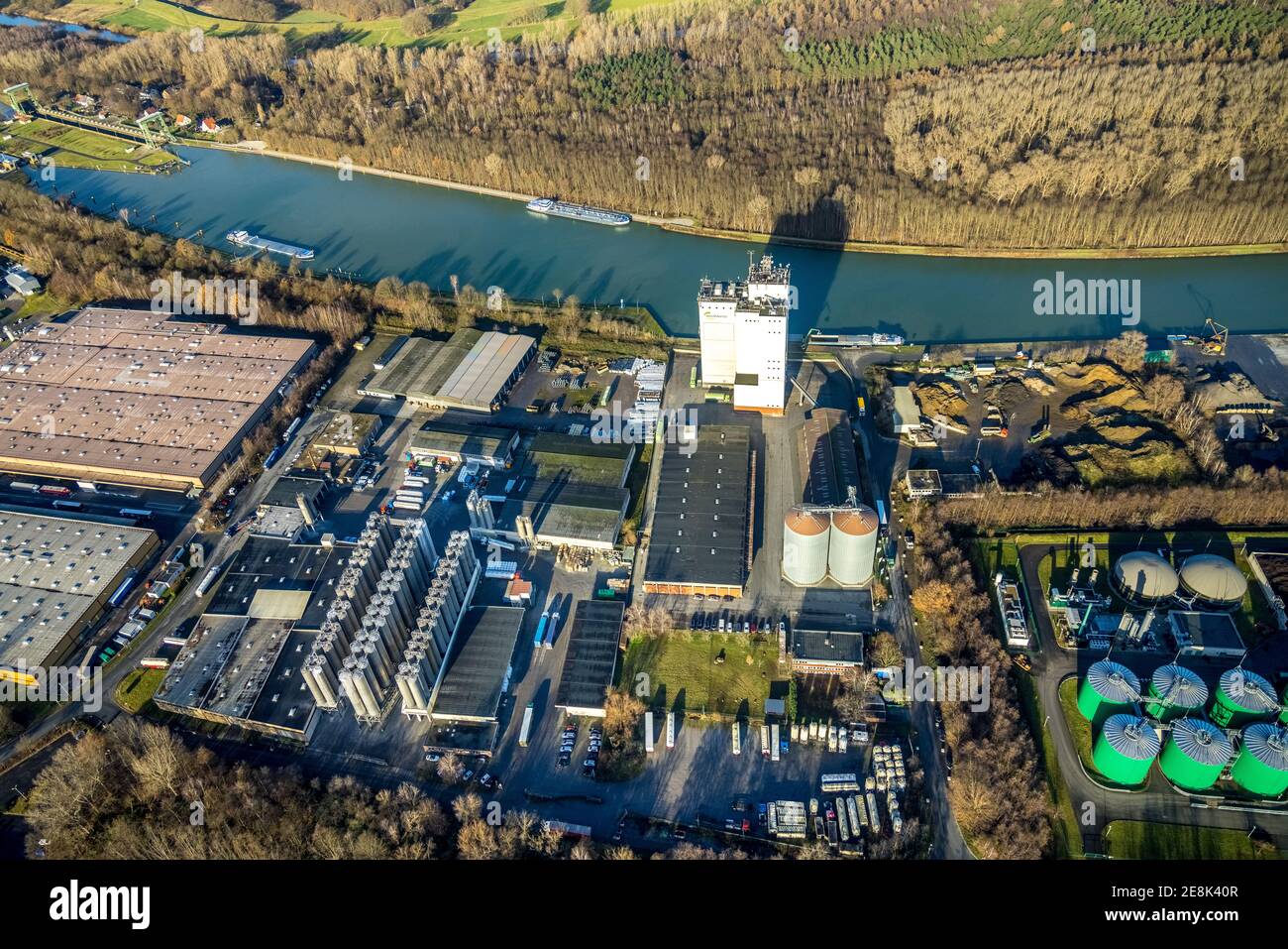 Vista aerea Torre silo Agravis Kraftfutterwerk nella zona industriale ad est del canale Wesel-Datteln a Dorsten nella zona della Ruhr nella Renania Settentrionale-Vestfalia, Germa Foto Stock