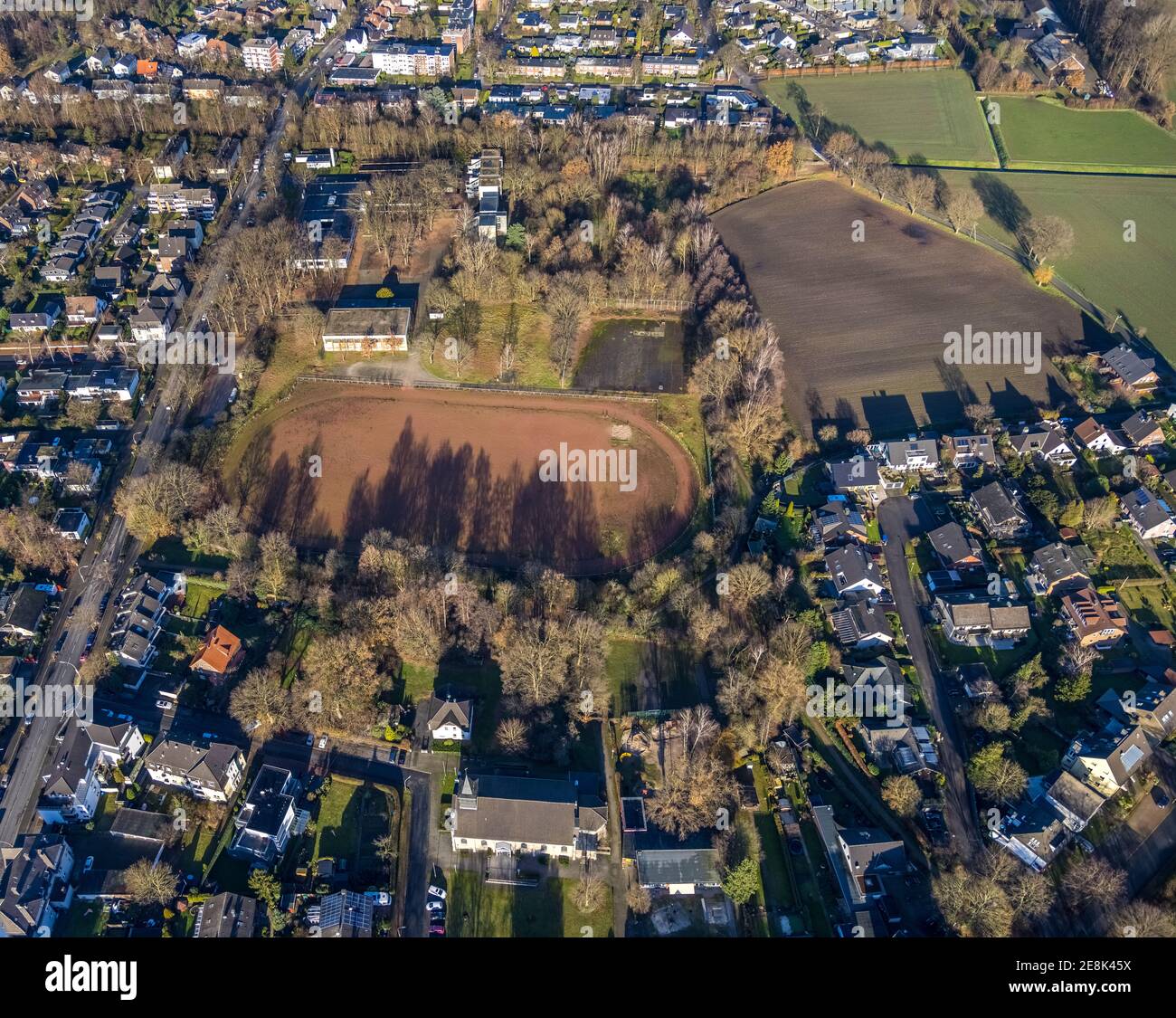 Vista aerea del campo sportivo di Bismarckstraße e dell'ex Gerhart-Hauptmann-Realschule di Dorsten, nella regione della Ruhr, nella Renania settentrionale-Vestfalia, Germania; Foto Stock