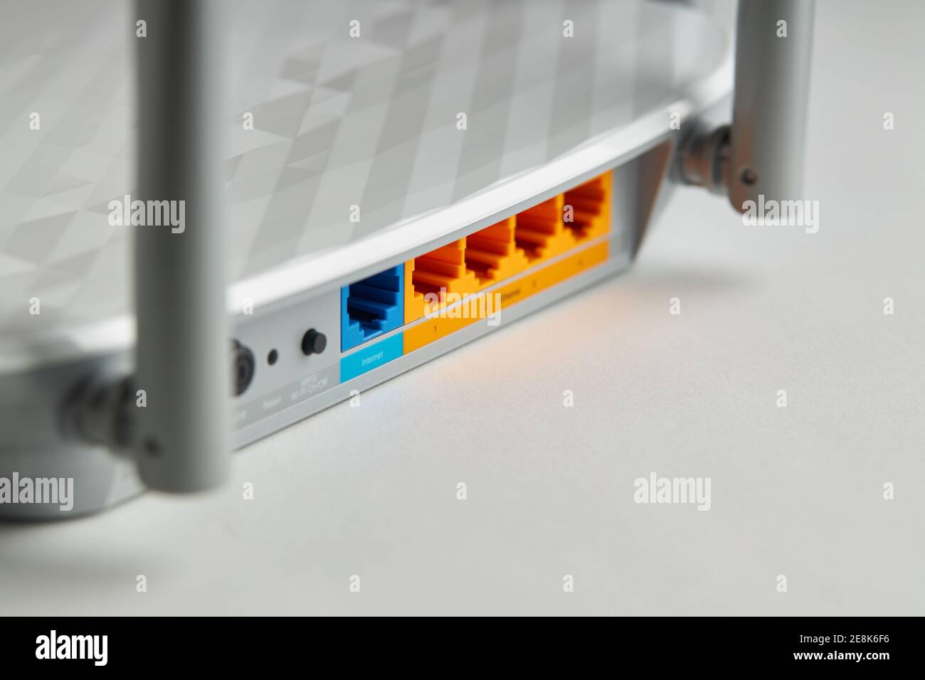 primo piano apparecchiature internet wifi. pannello ethernet colorato su hardware wireless. concetto internet Foto Stock