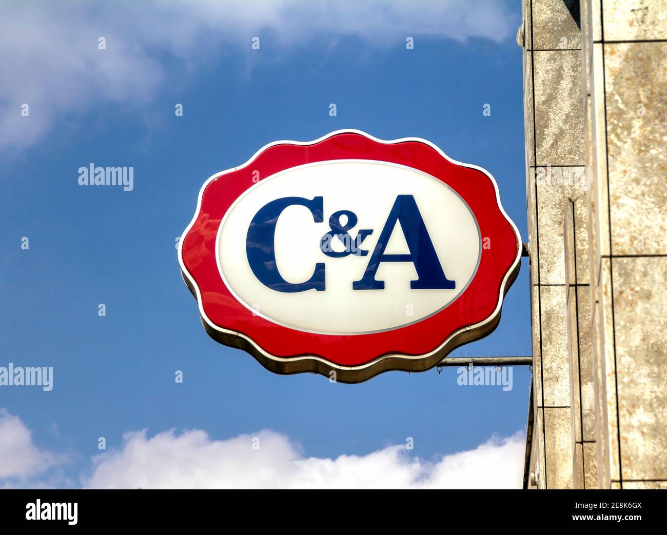 Erlangen, GERMANIA : logo C&A in un negozio di Erlangen. C&A è una catena  internazionale di negozi di abbigliamento al dettaglio Foto stock - Alamy