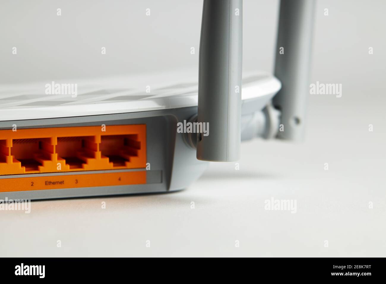 primo piano apparecchiature internet wifi. pannello ethernet colorato su hardware wireless. concetto internet Foto Stock