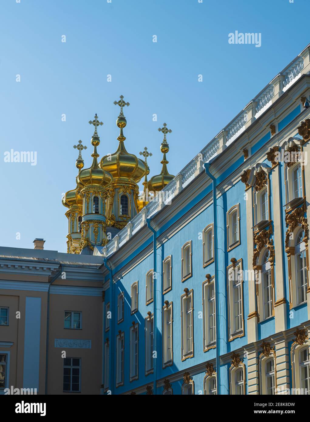Foto delle cupole dorate che si trovano sul Palazzo di Caterina a San Pietroburgo, Russia Foto Stock
