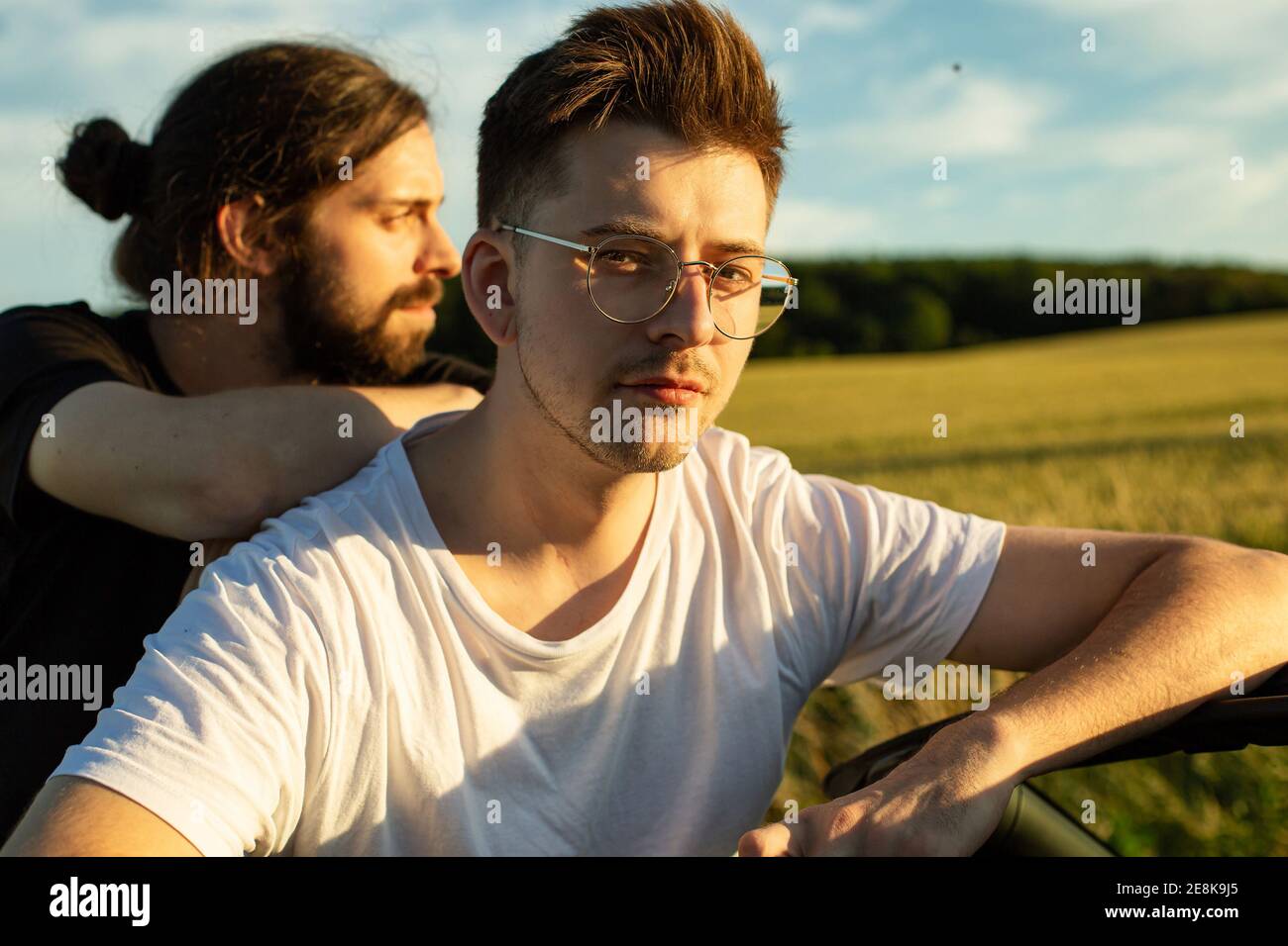 Giovane uomo bianco europeo ritratto in campagna Foto Stock