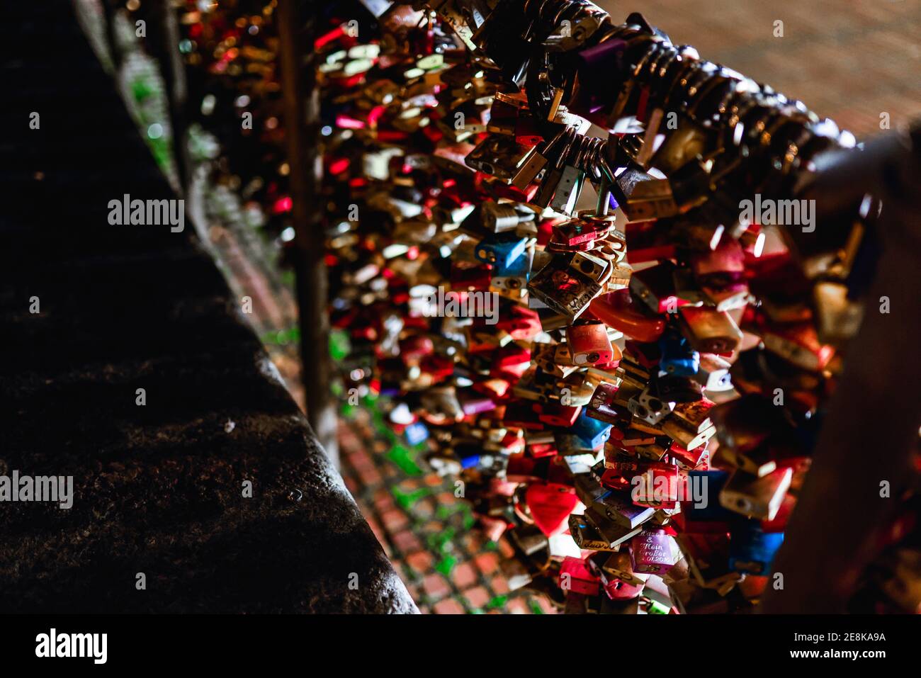 Köln, 30.01.21: Schlössern der Hohernzollernbrücke. Foto Stock