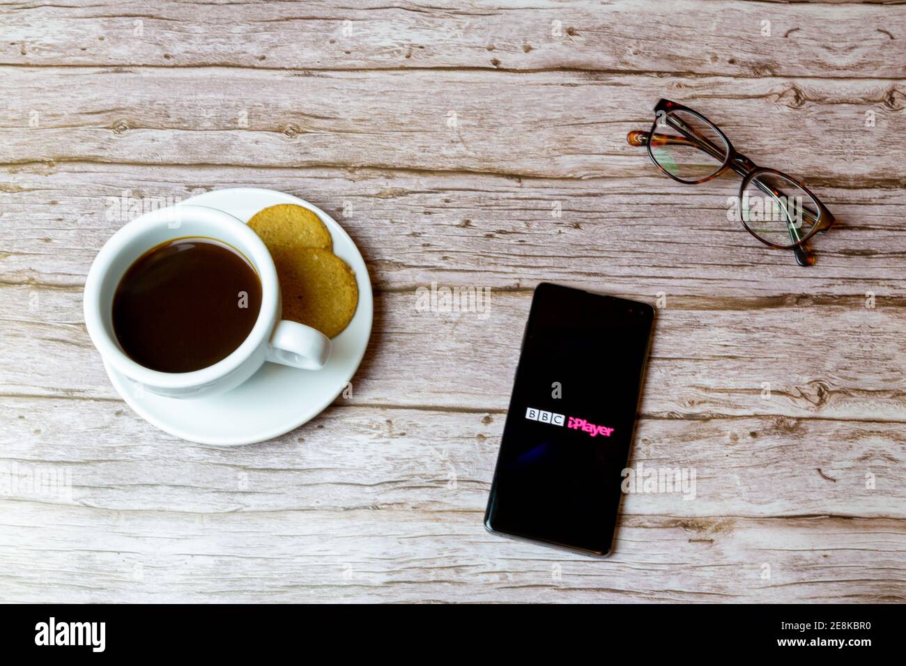 Un telefono cellulare o un telefono cellulare posto su un tavolo Con l'app BBC iPlayer aperta Foto Stock