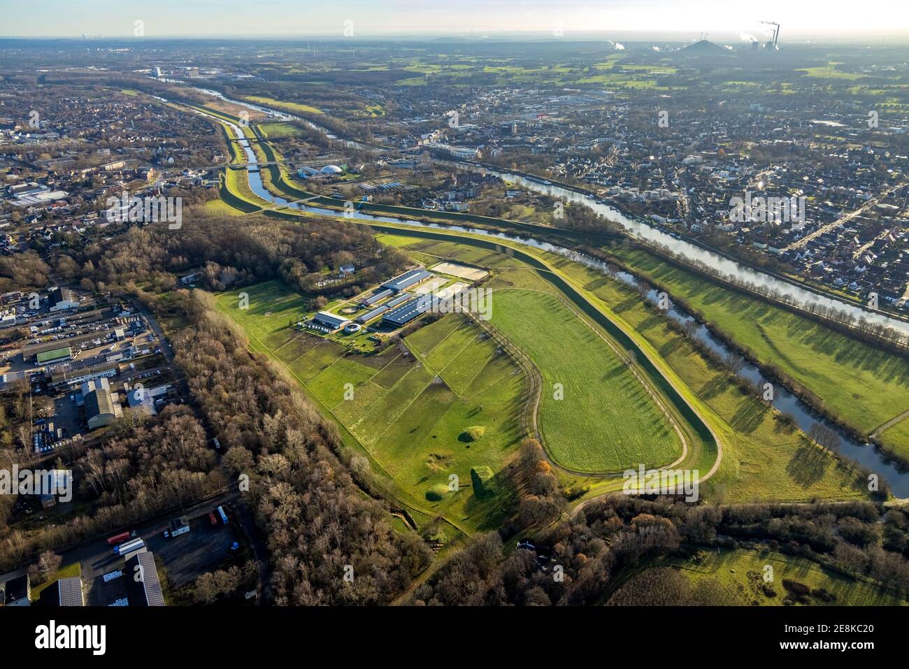 Vista aerea dell'allevamento equestre Gut Hohenkamp con il fiume Lippe e il canale Weser-Datteln a Dorsten nella zona della Ruhr nella Renania Settentrionale-Vestfalia, Germa Foto Stock