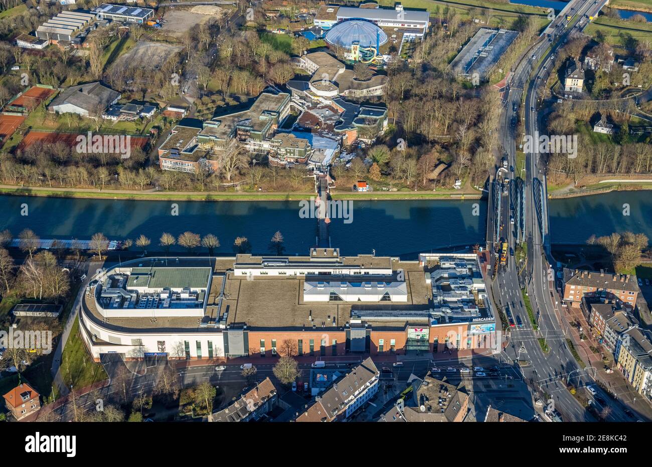 Vista aerea del centro commerciale Mercaden Dorsten am Westwall E palestra Petrinum e piscina di svago Atlantis al canale Wesel-Datteln A Dorsten in Ru Foto Stock