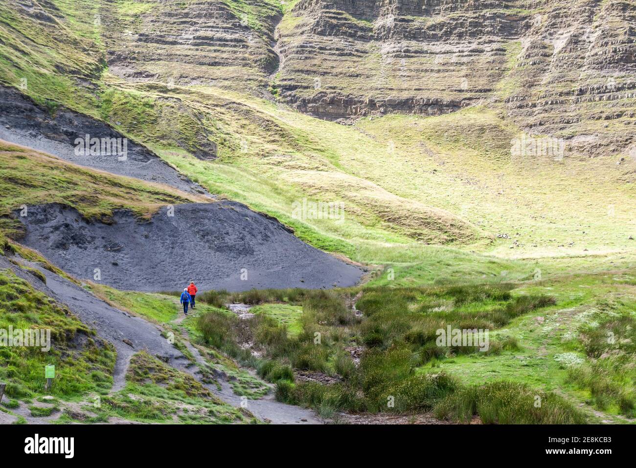 Camminatori sul sentiero vicino alla zona di Blue John Mine del Derbyshire, Regno Unito Foto Stock