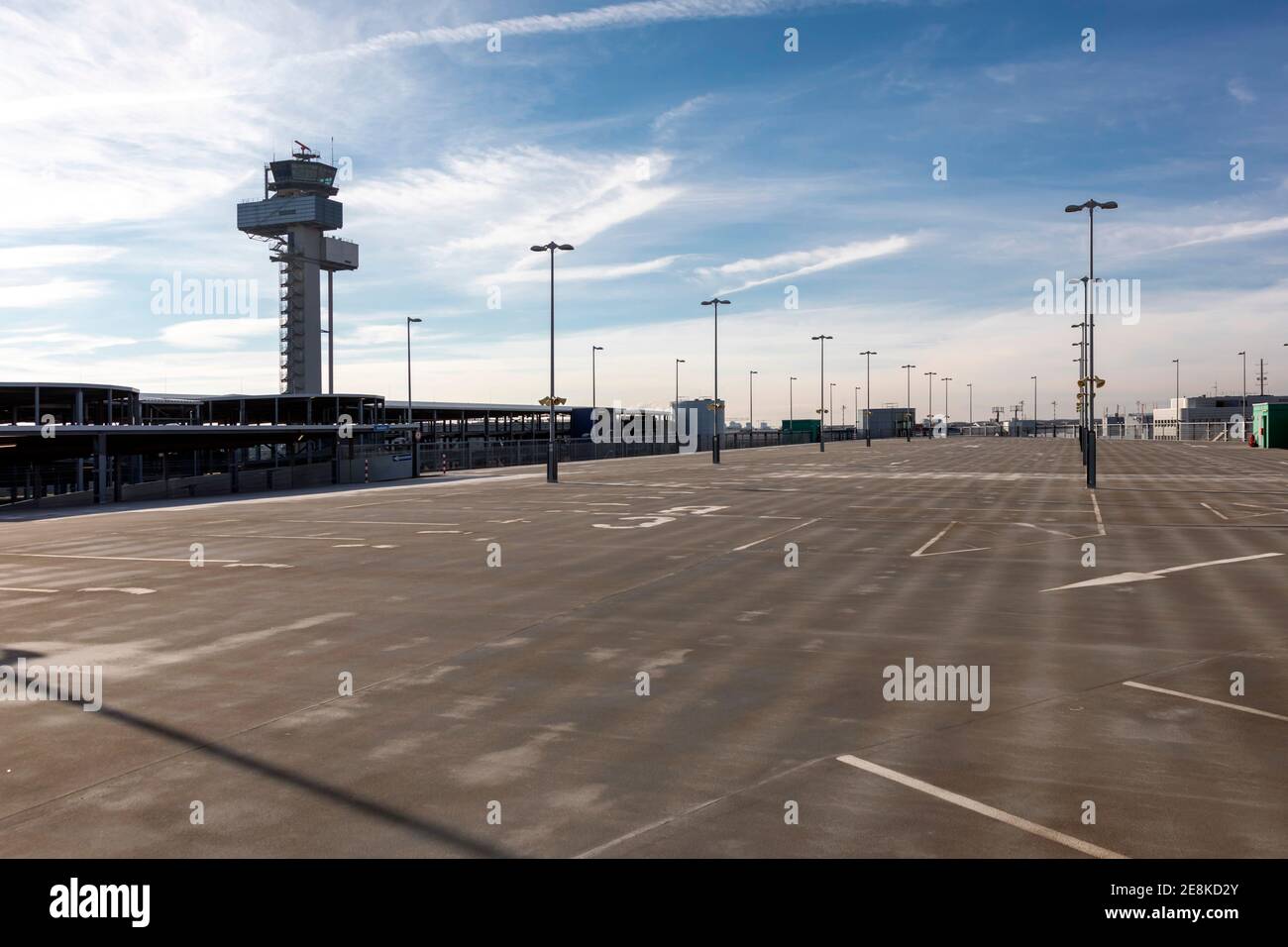 Ponti di parcheggio vuoti nei garage dell'aeroporto internazionale in blocco nella crisi della corona Foto Stock