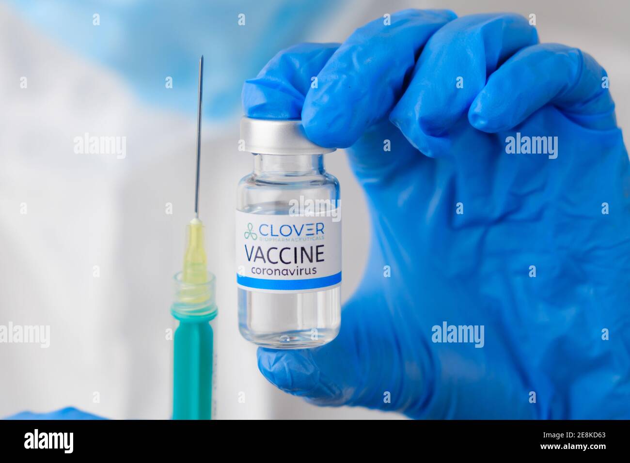 Vaccino del trifoglio e siringa monouso per iniezione nelle mani dei medici. Prevention of Coronavirus, Sars-COV-2, Covid-19, gennaio 2021, San Francisco Foto Stock