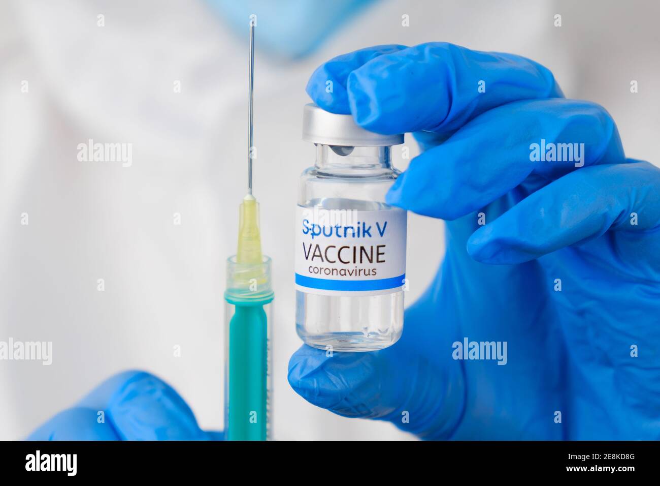 Vaccino Sputnik V e siringa monouso per iniezione nelle mani dei medici. Prevention of Coronavirus, Sars-COV-2, Covid-19, gennaio 2021, San Francisco Foto Stock