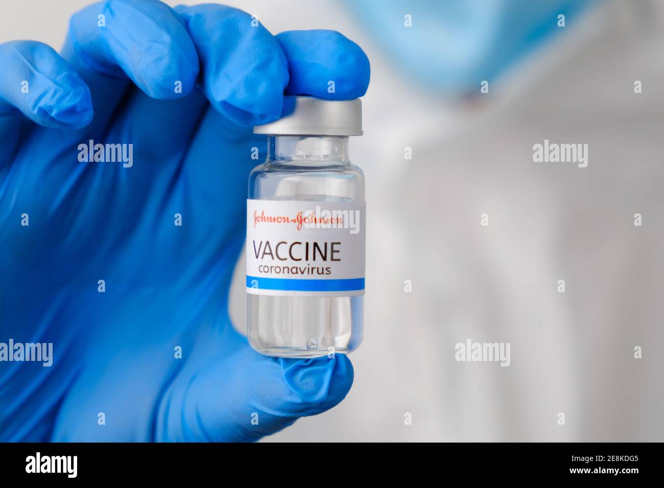 Johnson e johnson coronavirus vaccino in medici o infermieri mani in guanti di gomma blu. Prevention of sars-COV-2 or Covid-19, gennaio 2021, San Foto Stock