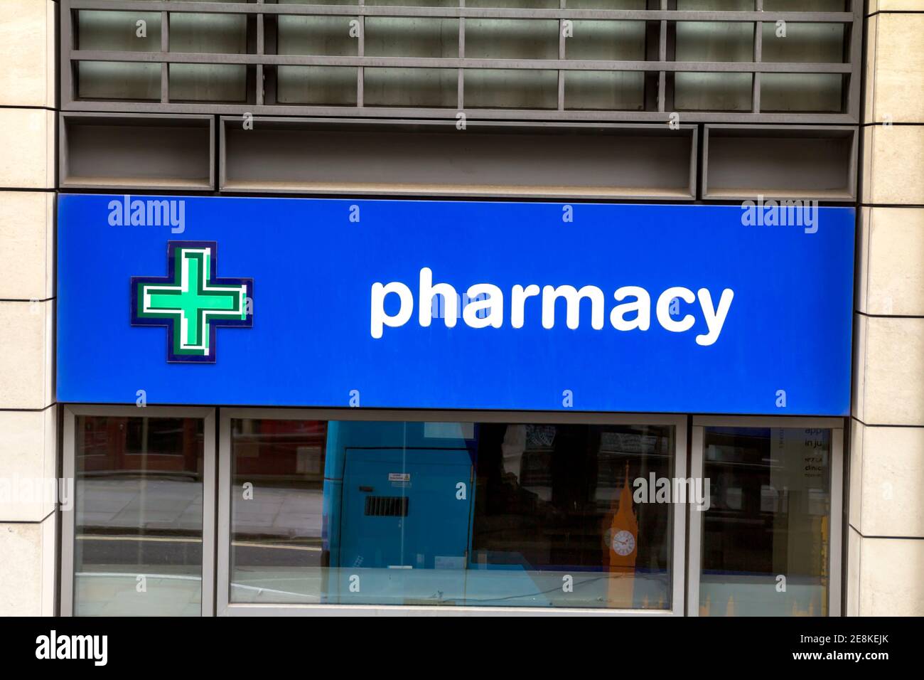 Londra, Inghilterra : ingresso al negozio di farmacia e segno farmacia nel centro della città durante il giorno Foto Stock