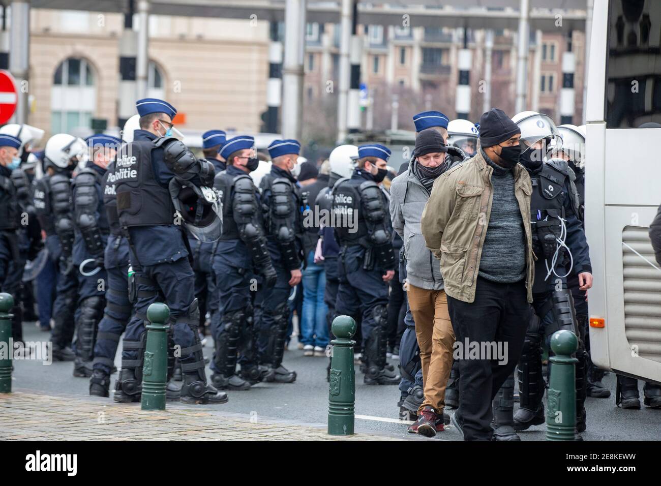 La polizia riota arresta i manifestanti di una manifestazione di protesta non autorizzata contro il coprifuoco organizzato dall'associazione 'Vecht voor je recht', in fron Foto Stock