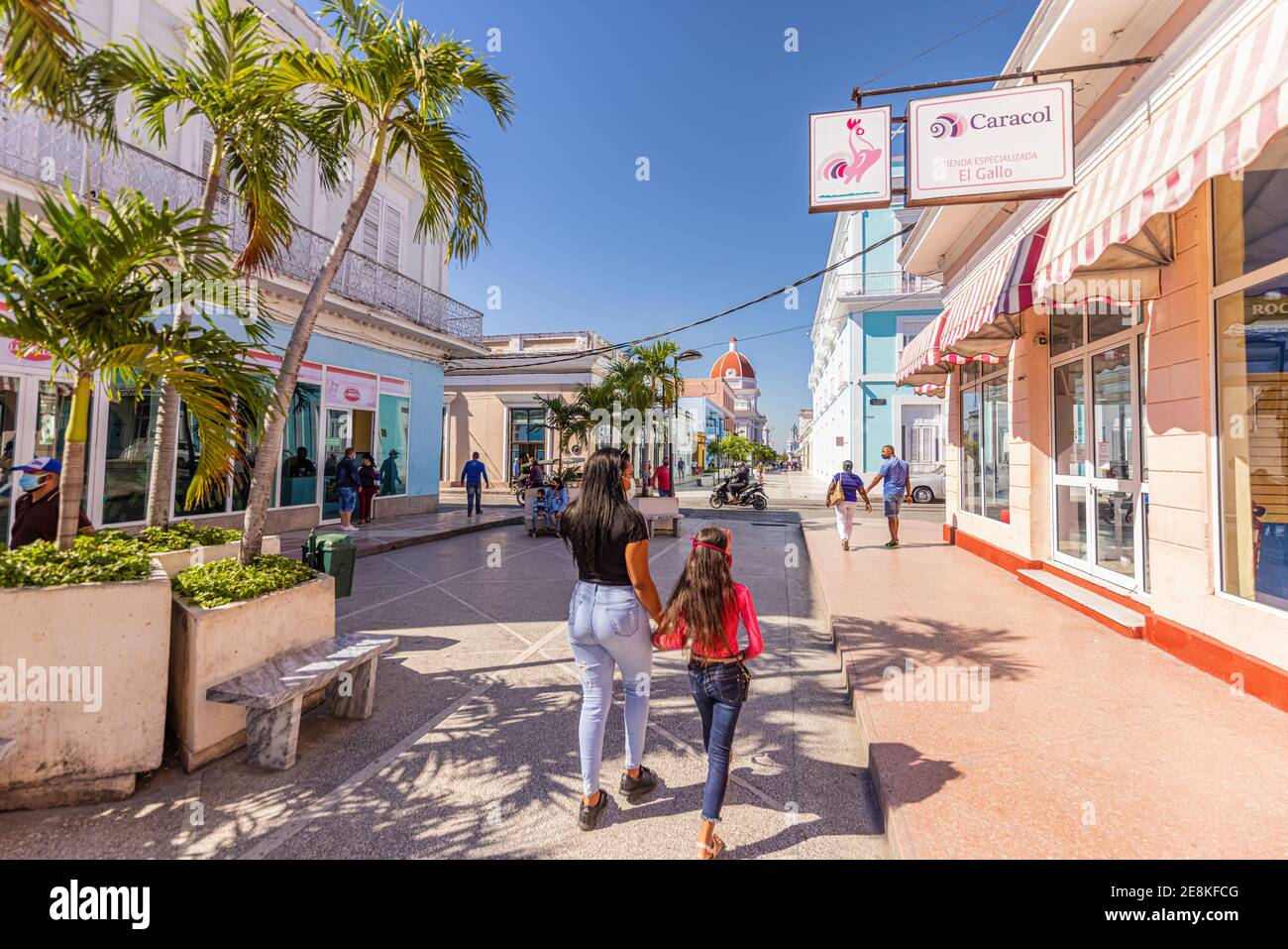 CIENFUEGOS, CUBA - GENNAIO 10: Avenida pedonale 54 (Boulevard) con la gente del posto. Cuba sta lottando per la mancanza di turisti e per la riforma monetaria. Foto Stock