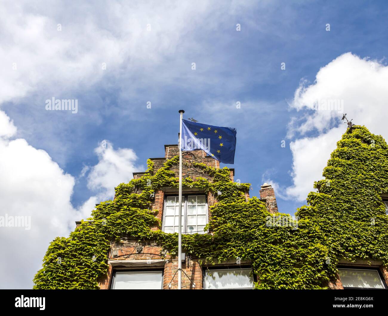 Bandiera dell'Unione europea che sventola Bruge, Belgio Foto Stock