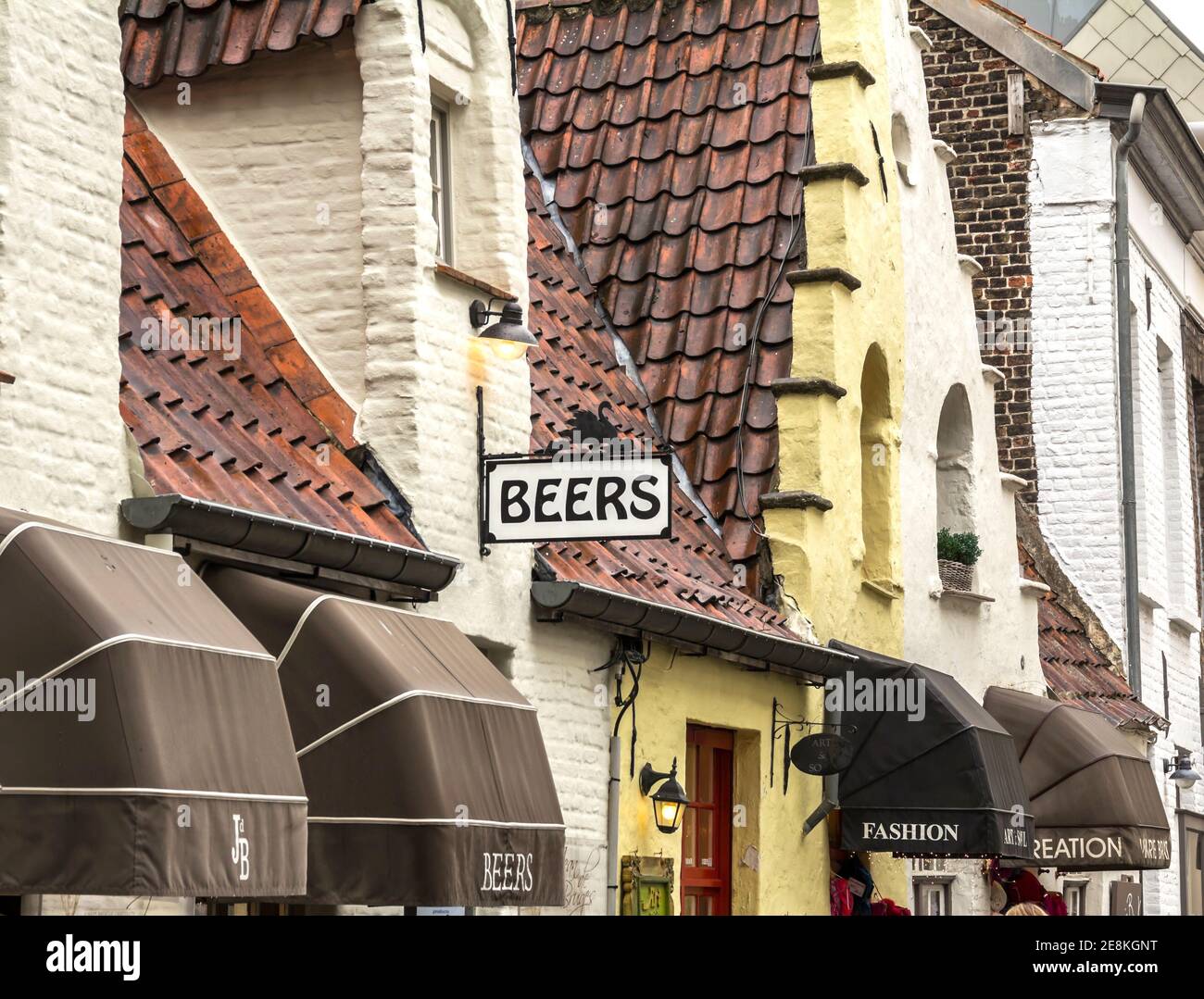 Bruges, Belgio: Negozio speciale tradizionale con birra belga. La cultura belga della birra è sulla lista del patrimonio culturale immateriale UNESCO. Foto Stock