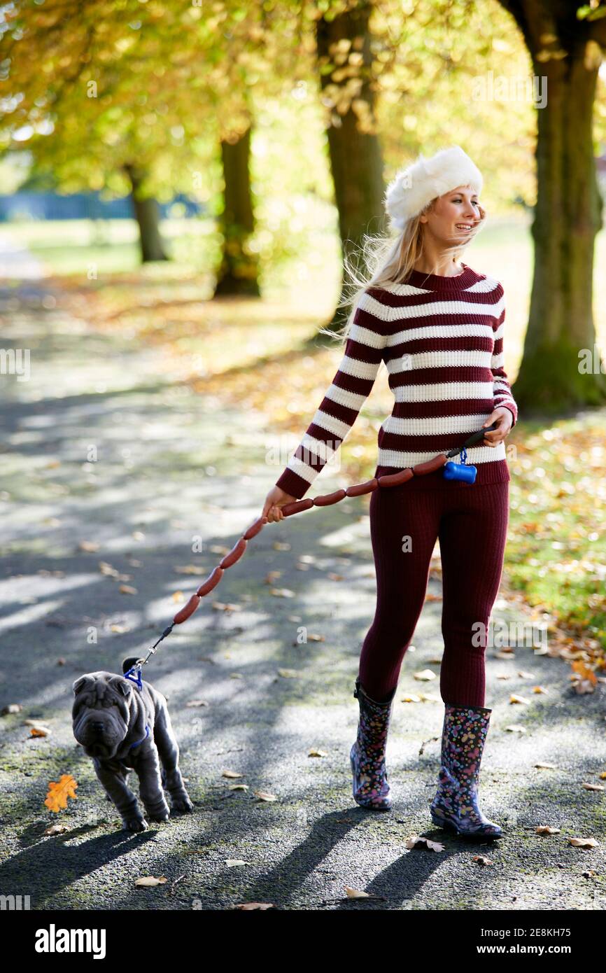 Bella donna passeggiate nel parco Foto Stock