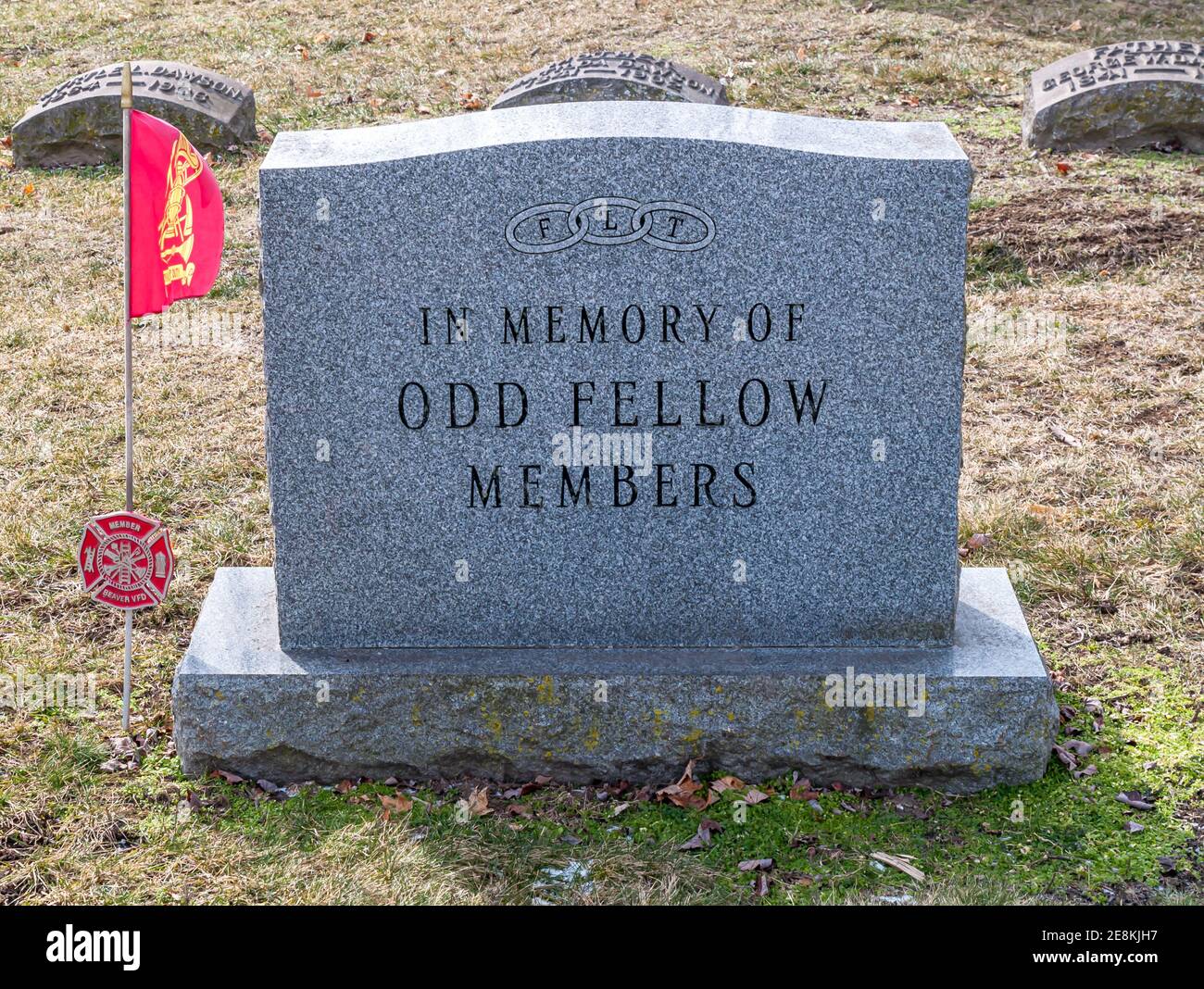 In memoria del marcatore commemorativo dei compagni di Odd nel cimitero di Beaver in una giornata di sole inverno, Beaver, Pennsylvania, USA Foto Stock