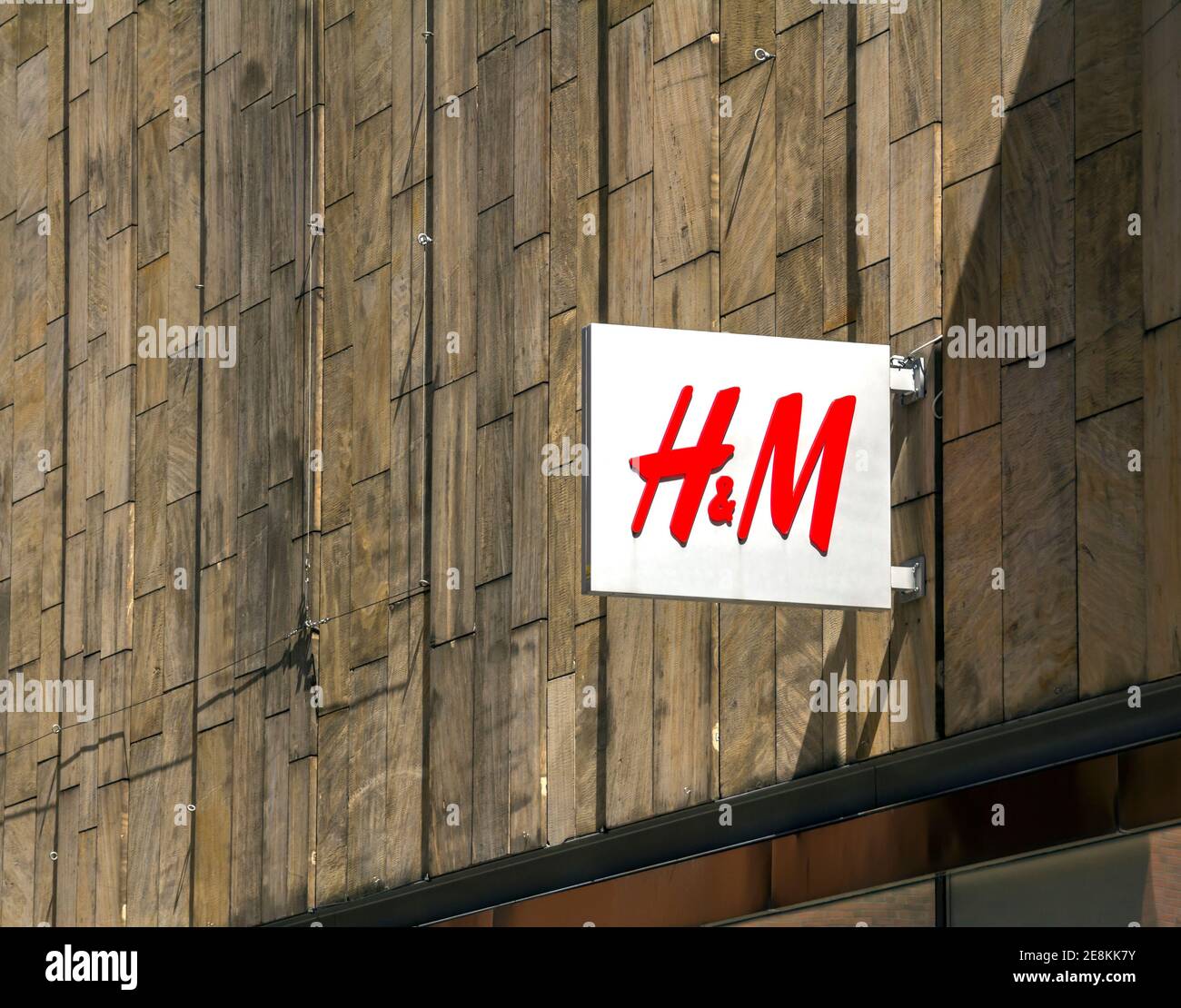 Amburgo, Germania: Primo piano del logo H&M. H & M Hennes & Mauritz AB è una multinazionale svedese di abbigliamento al dettaglio, conosciuta per la sua moda veloce Foto Stock