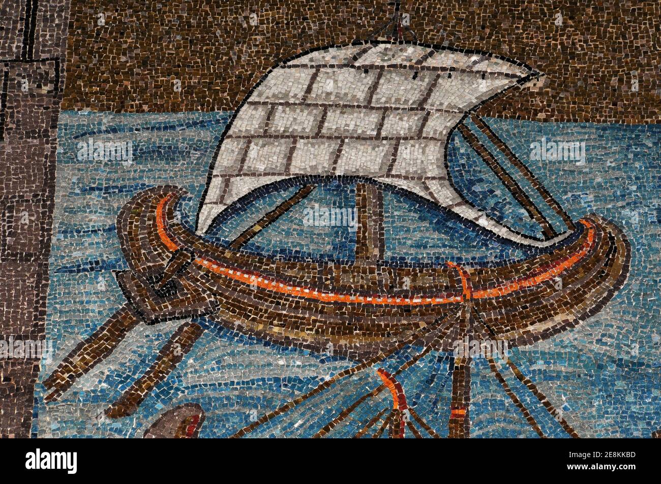 Imbarcazione a vela monoalbero con vela quadrata, guidata da due remi. Particolare dal mosaico ostrogotico, creato nel 500 d.C., nella Basilica di Sant'Apollinare nuovo a Ravenna, Emilia-Romagna, Italia. La nave qui mostrata è una delle tante navi a vela monoalbero nel mosaico, raffigurate all'ingresso di Classe, un antico porto marittimo fondato da Roma. Foto Stock