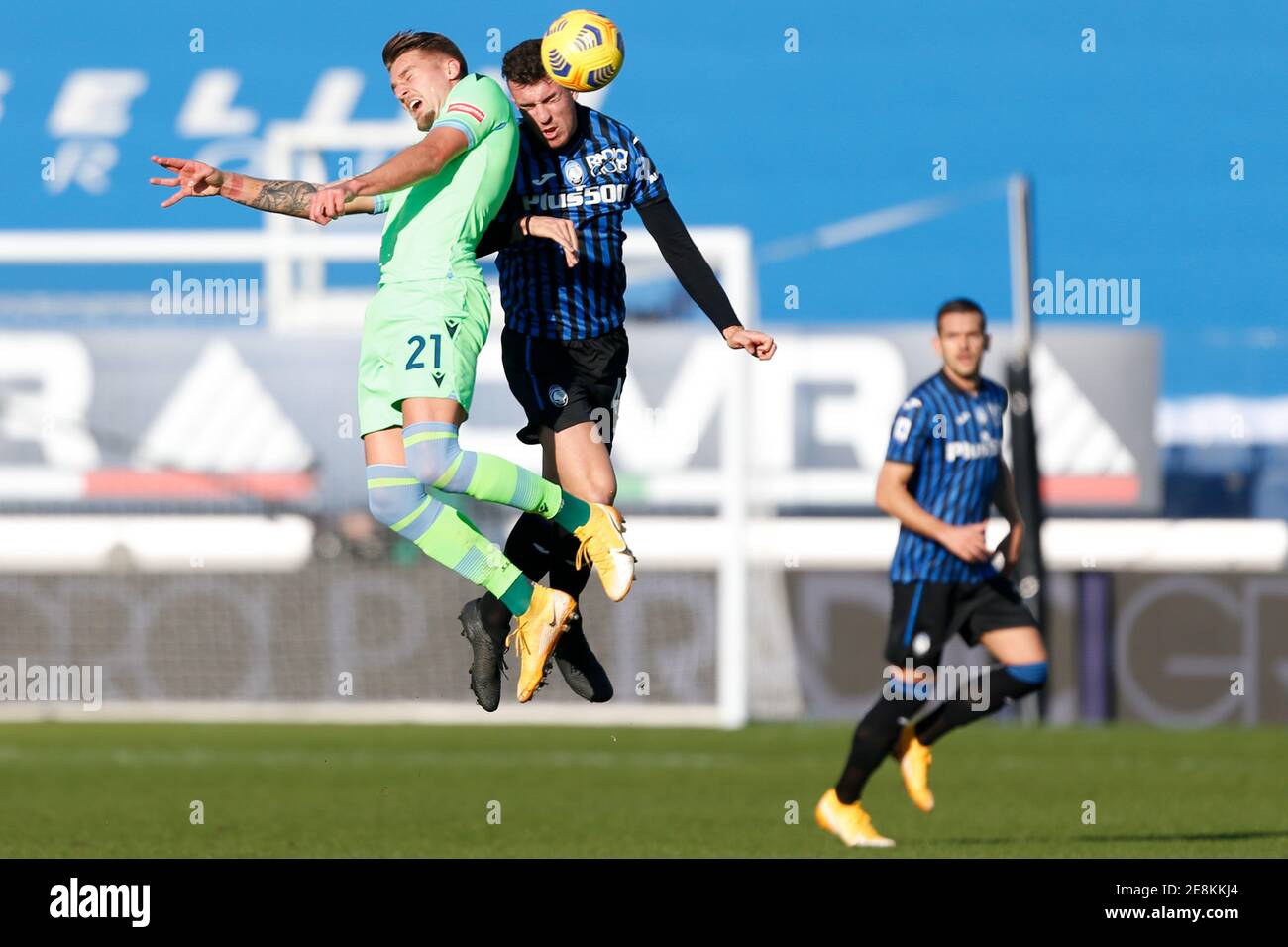 Bergamo, Italia. 31 gennaio 2021. Bergamo, Italia, Stadio Gewiss, 31 gennaio 2021, Matteo Ruggeri (Atalanta) e Sergej Milinkovic-Savic (S.S. Lazio) durante Atalanta BC vs SS Lazio - Calcio italiano Serie A match Credit: Francesco Scaccianoce/LPS/ZUMA Wire/Alamy Live News Foto Stock